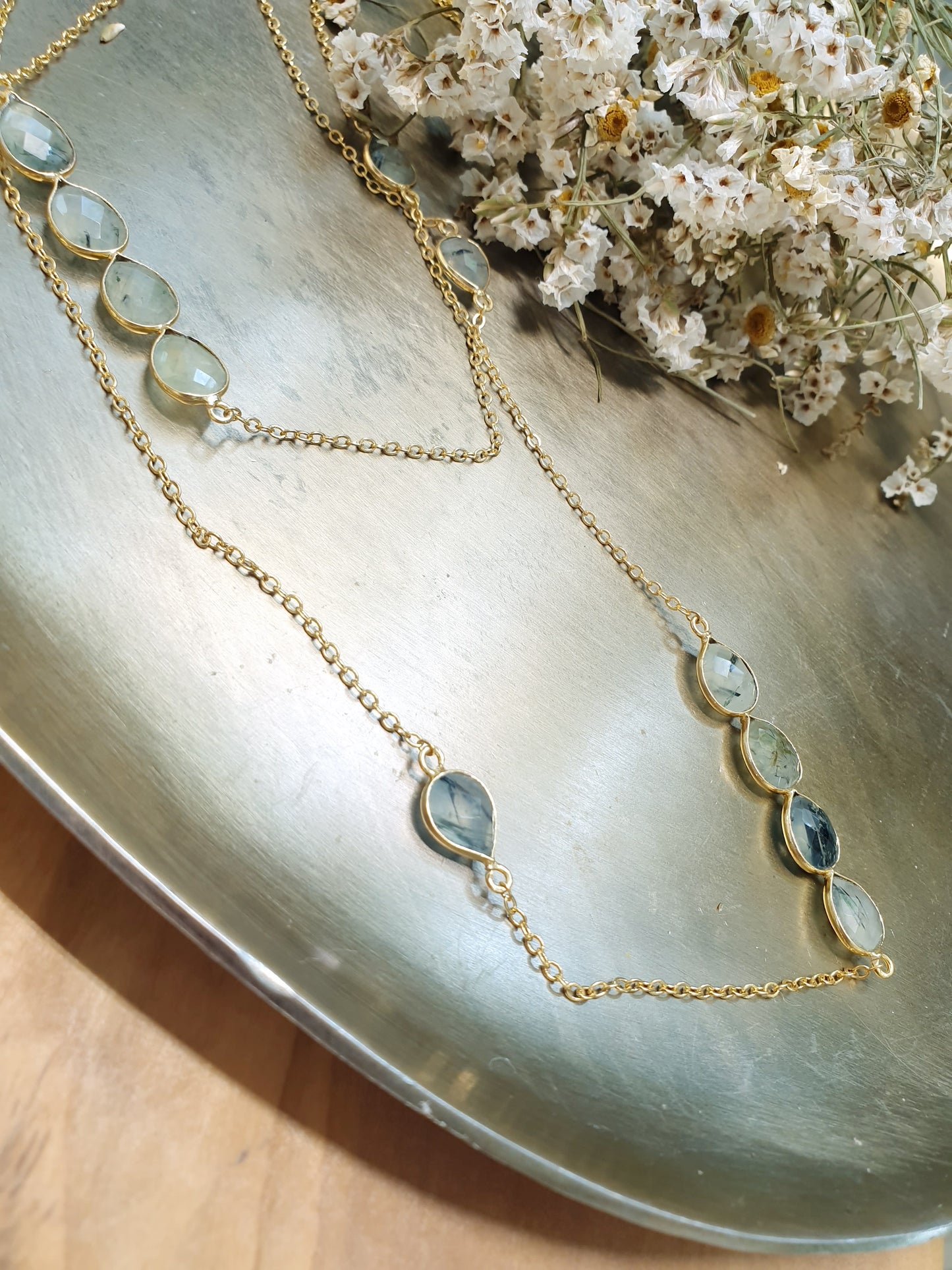 Lunga collana in ottone con prehnite
