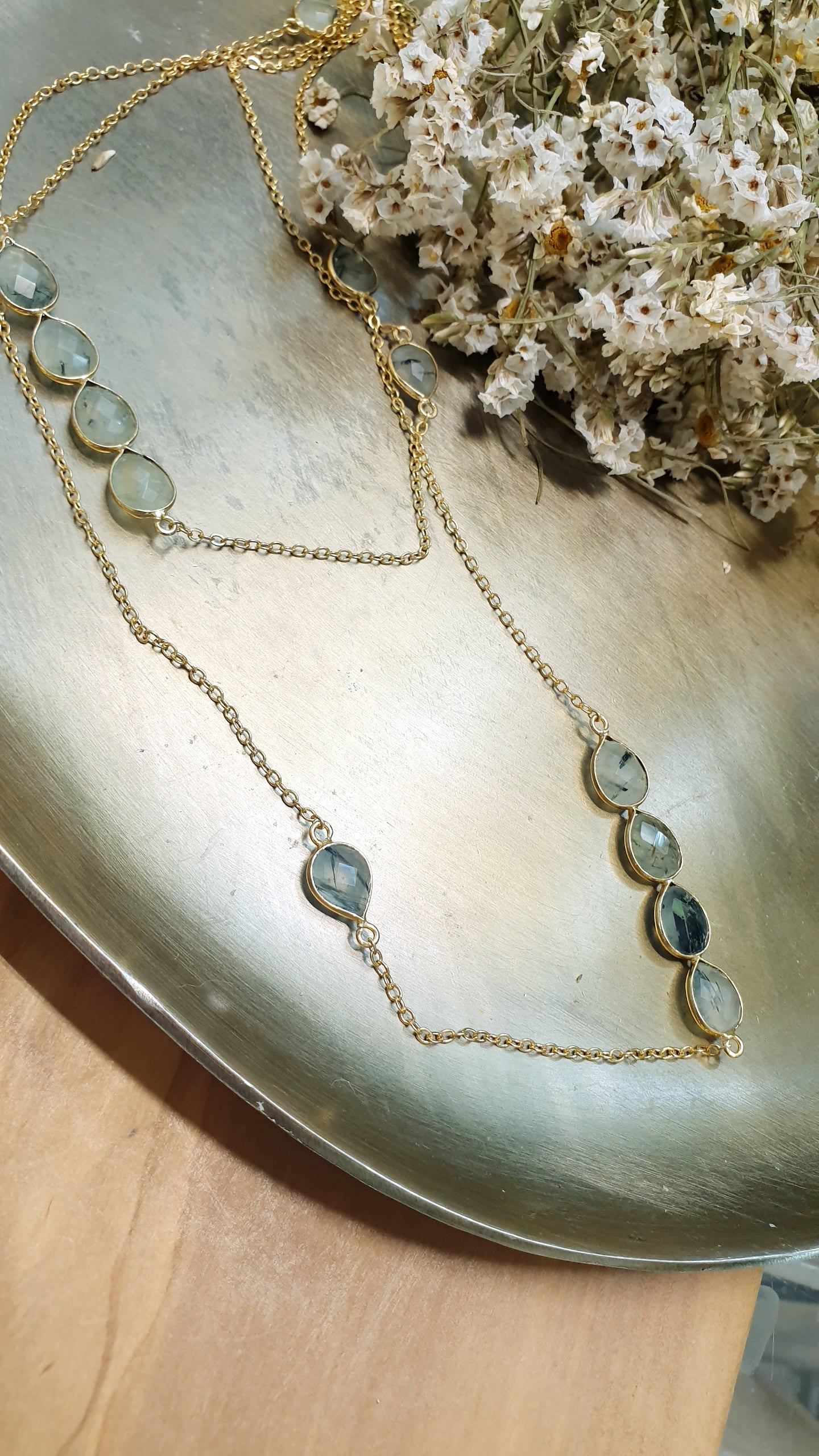 Lunga collana in ottone con prehnite