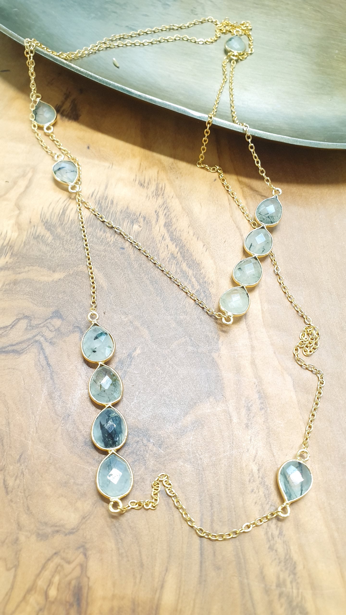 Lunga collana in ottone con prehnite