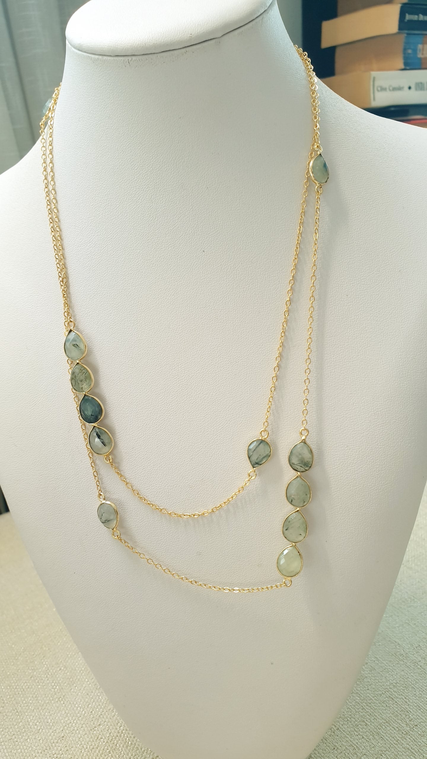 Lunga collana in ottone con prehnite