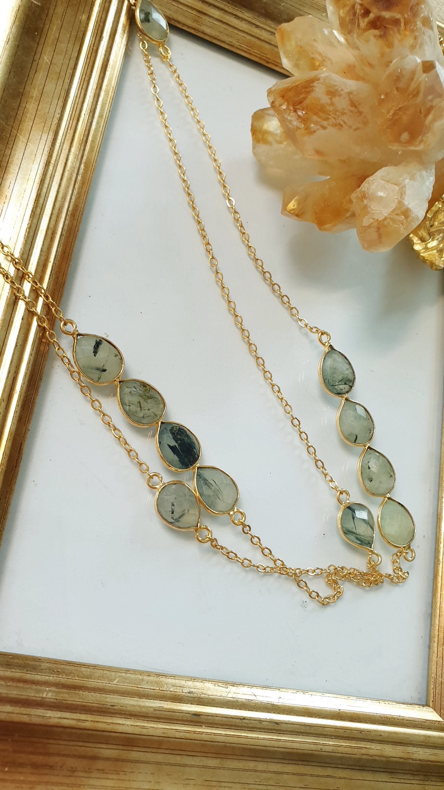 Lunga collana in ottone con prehnite
