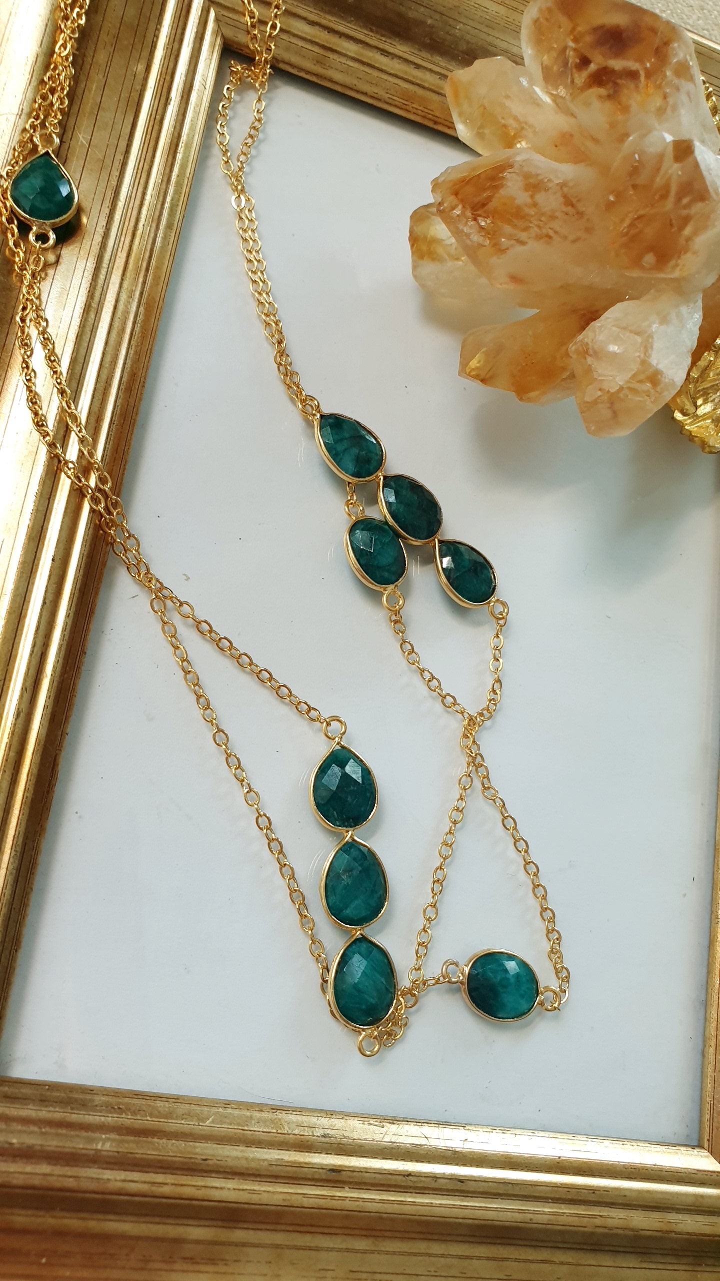 Lunga collana in ottone con radice di smeraldo