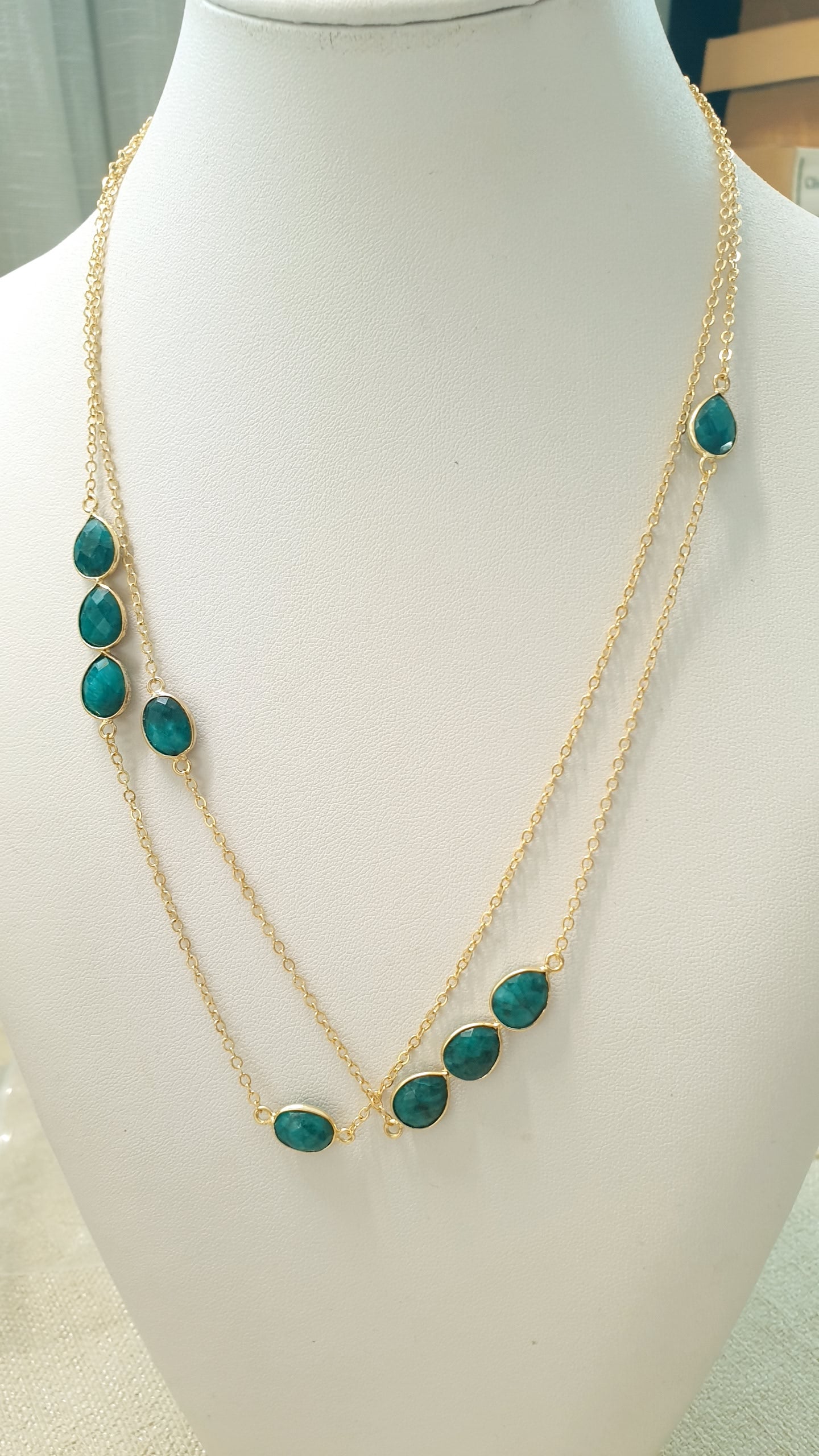 Lunga collana in ottone con radice di smeraldo