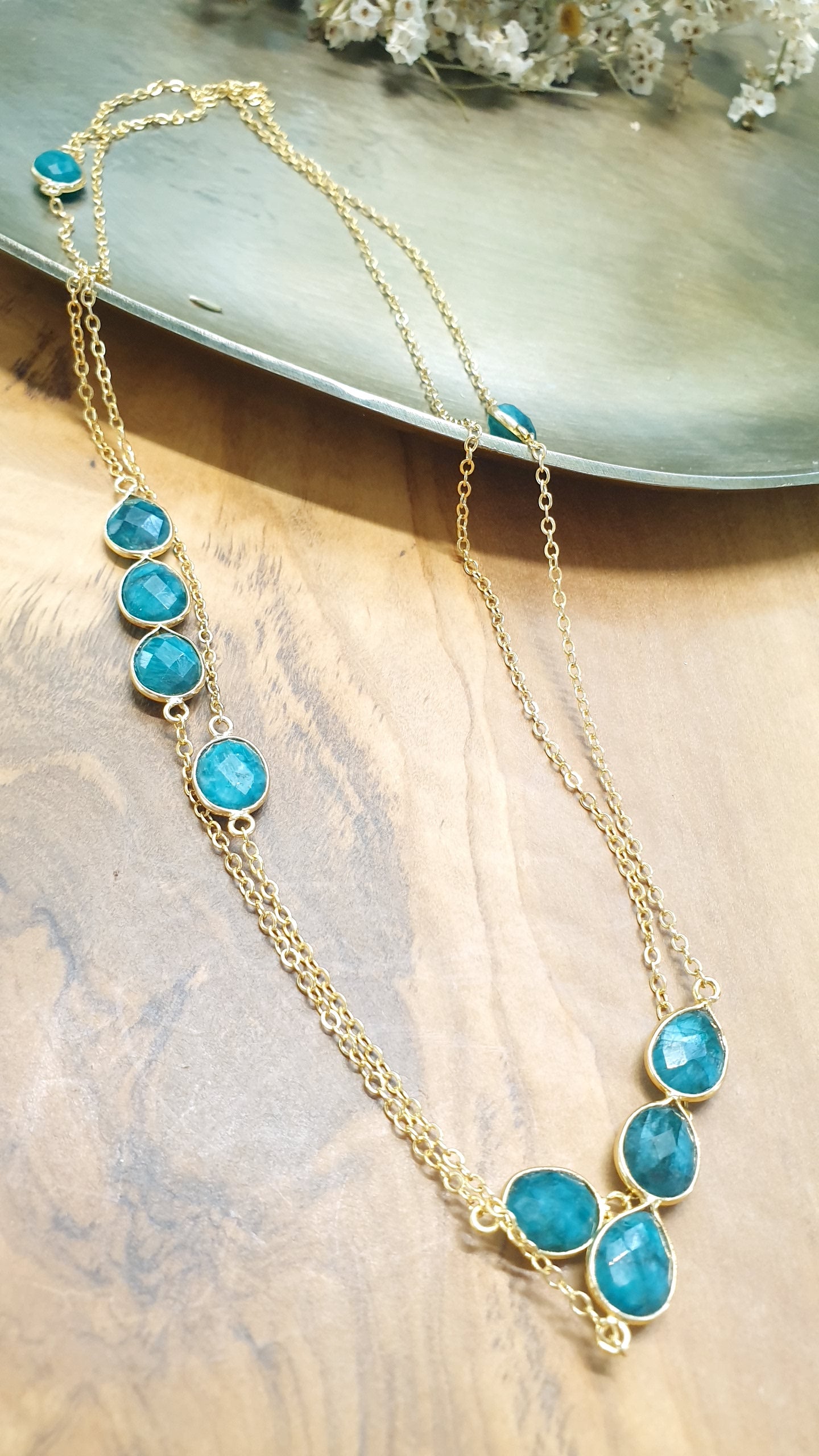 Lunga collana in ottone con radice di smeraldo