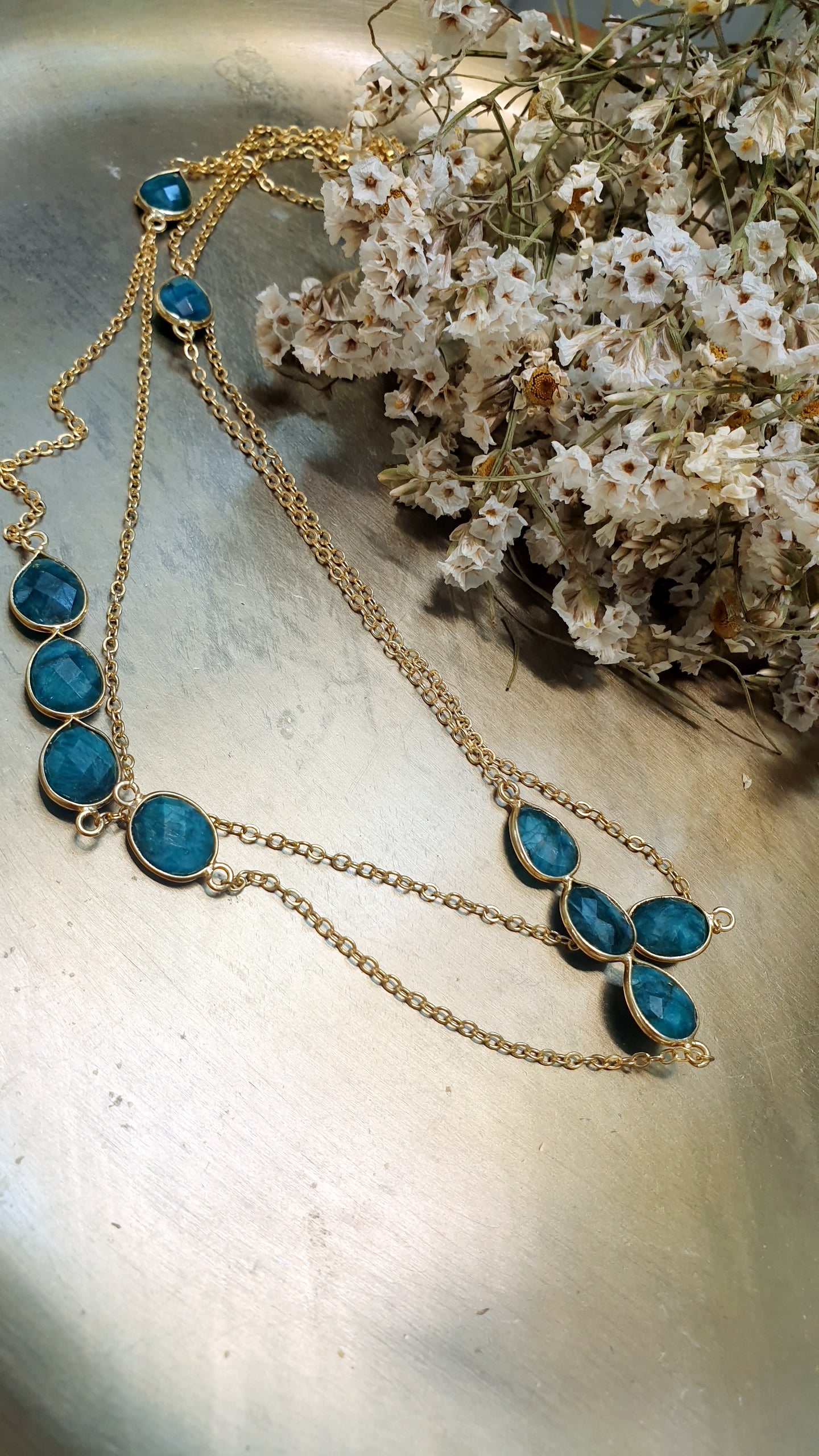 Lunga collana in ottone con radice di smeraldo