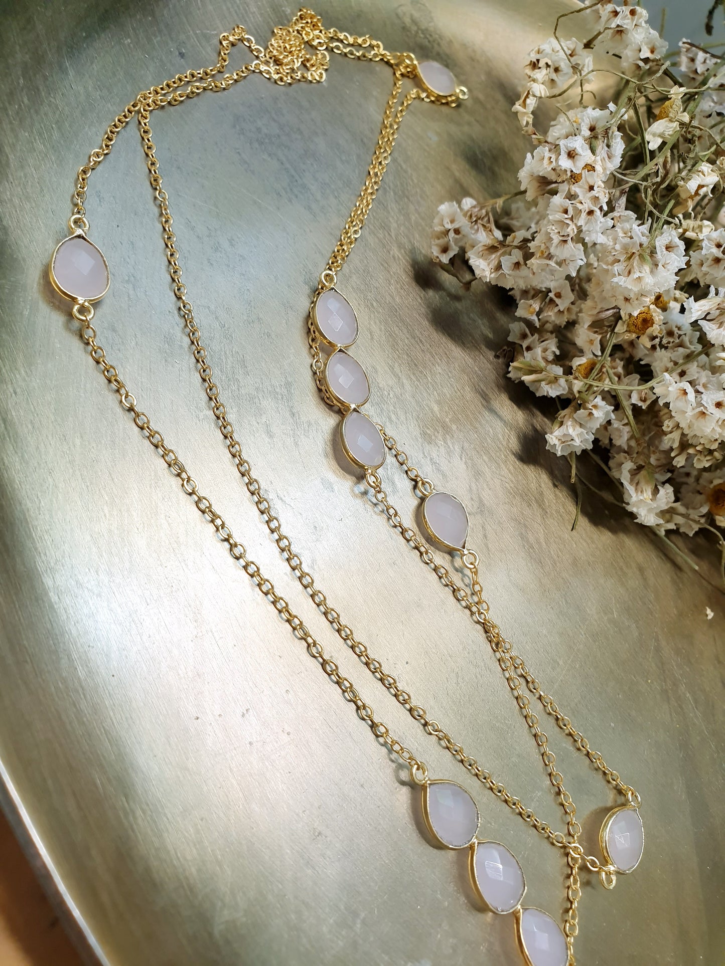 Lunga collana in ottone con quarzo rosa