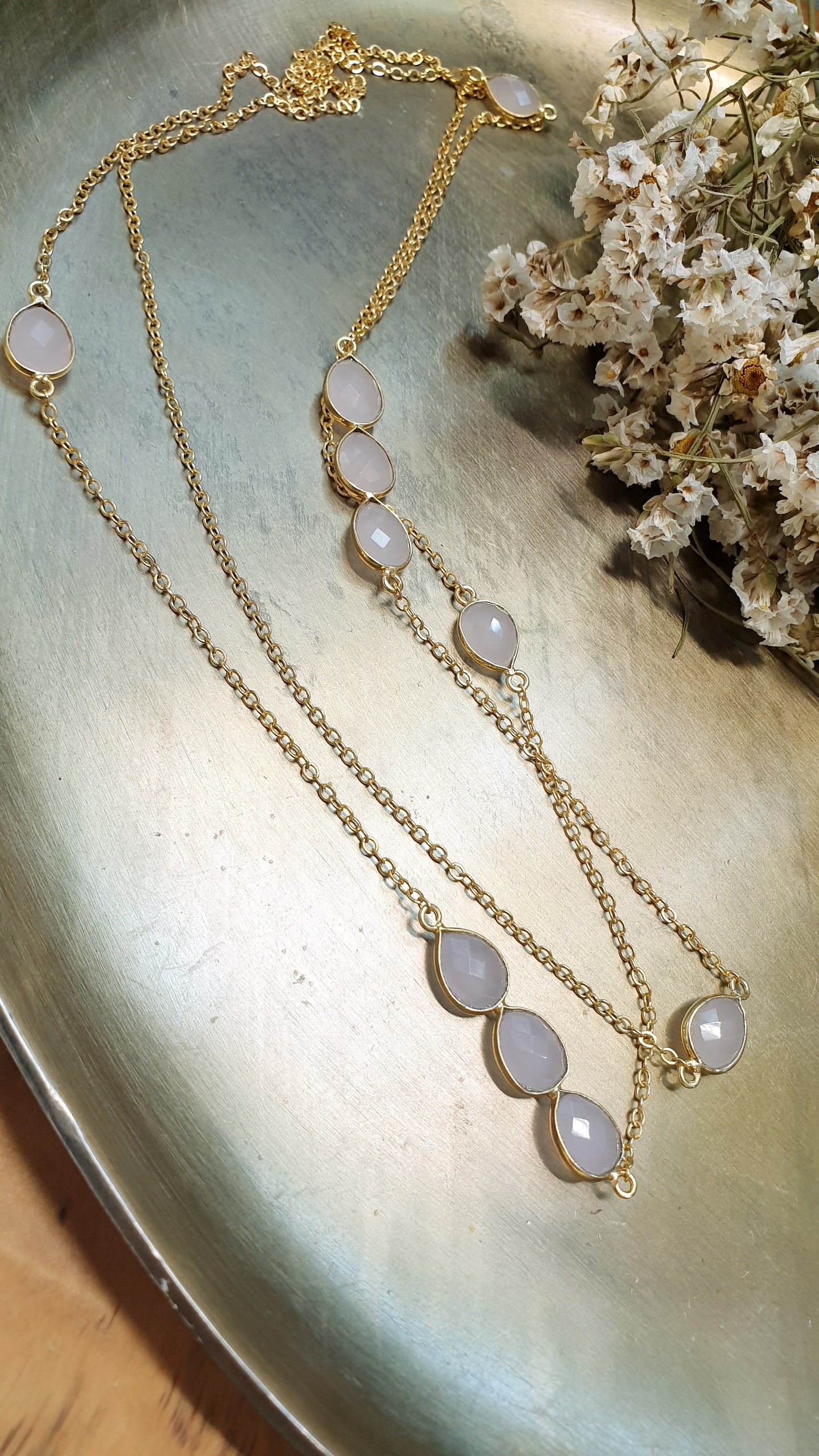 Lunga collana in ottone con quarzo rosa