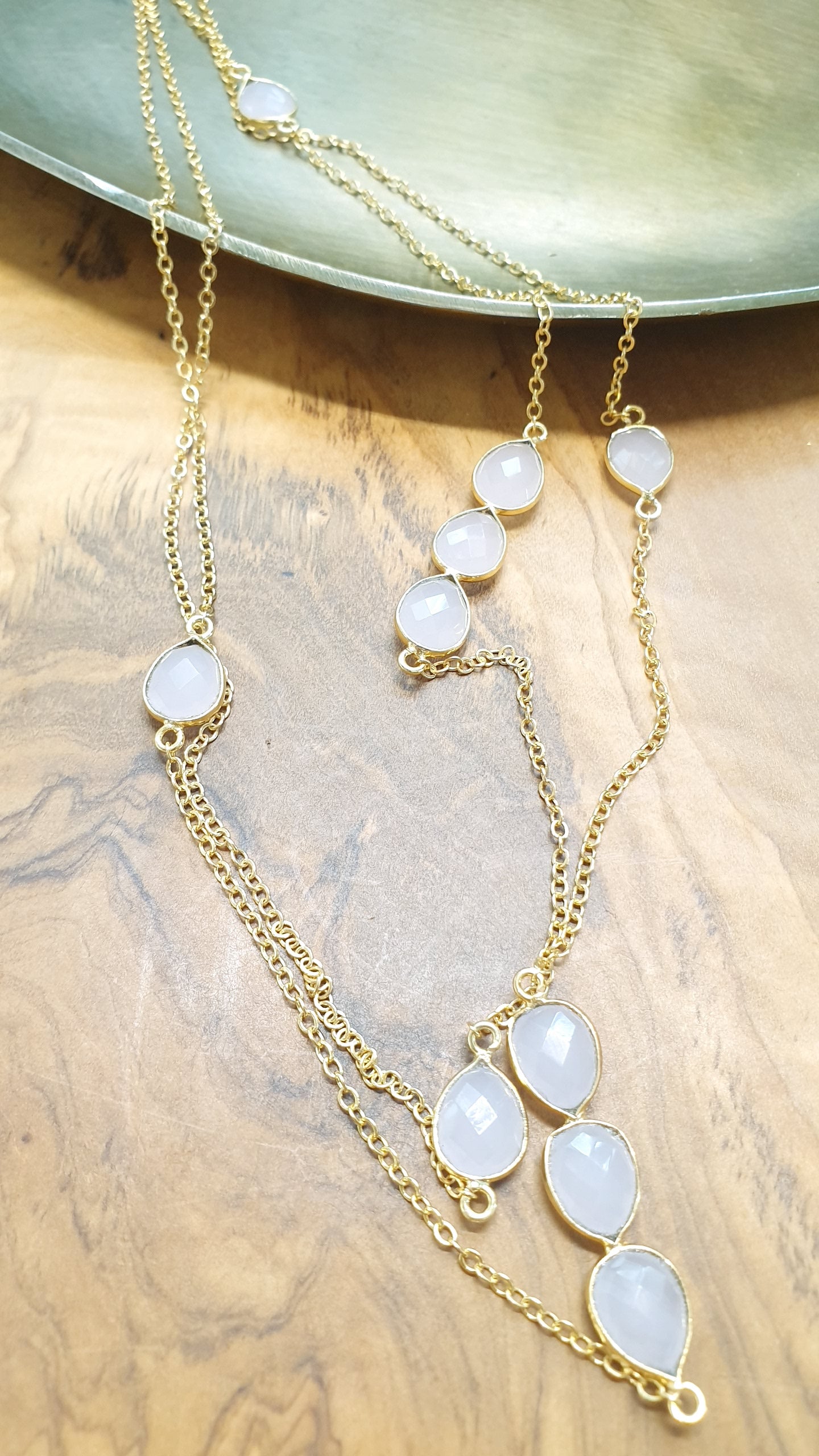 Lunga collana in ottone con quarzo rosa