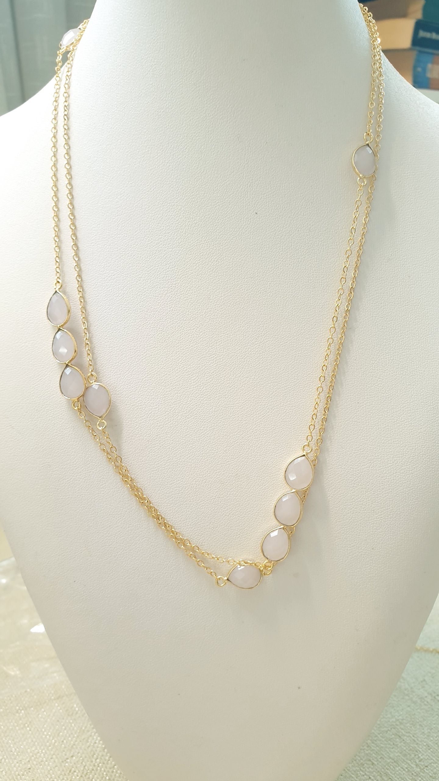 Lunga collana in ottone con quarzo rosa