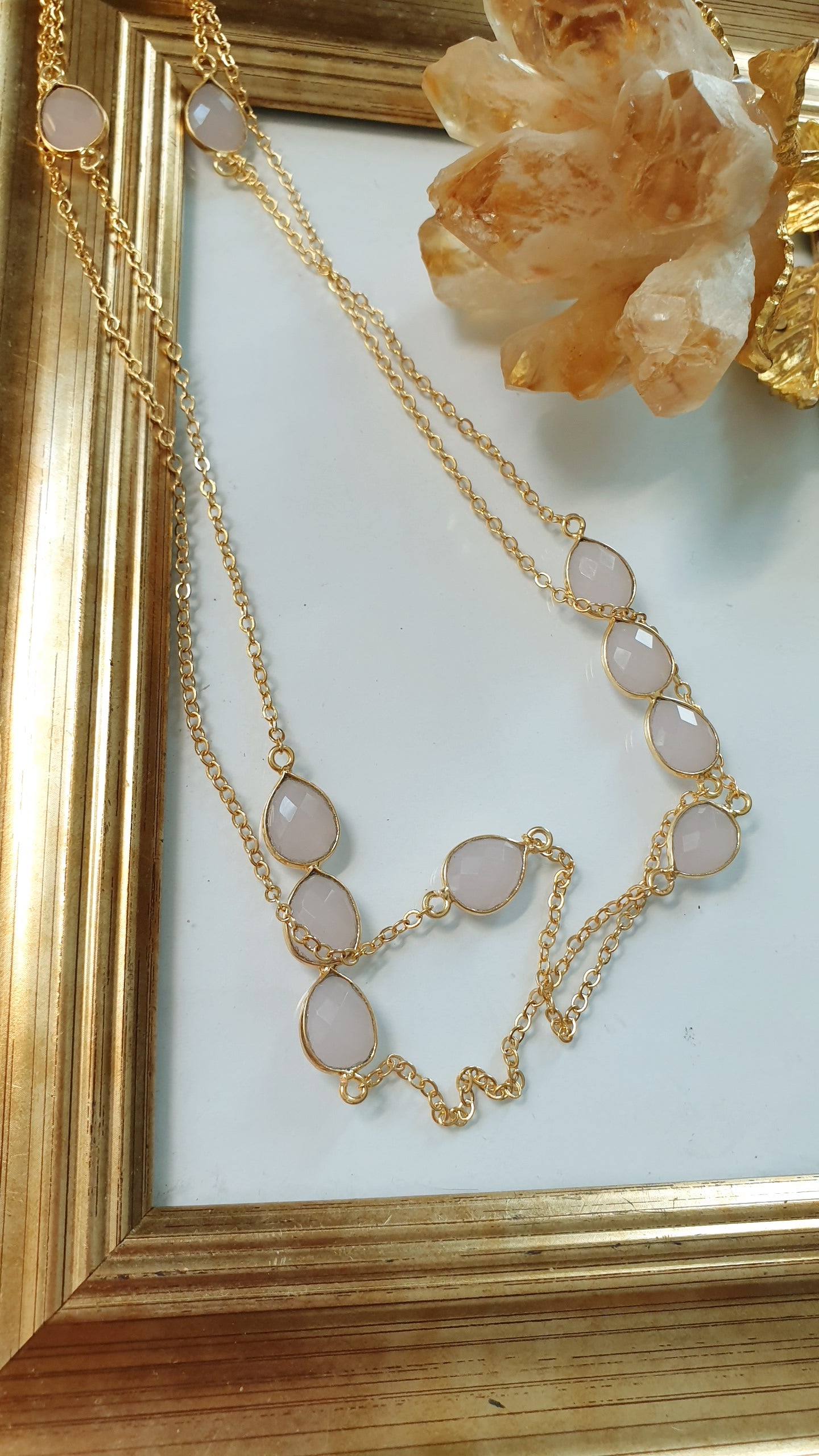 Lunga collana in ottone con quarzo rosa