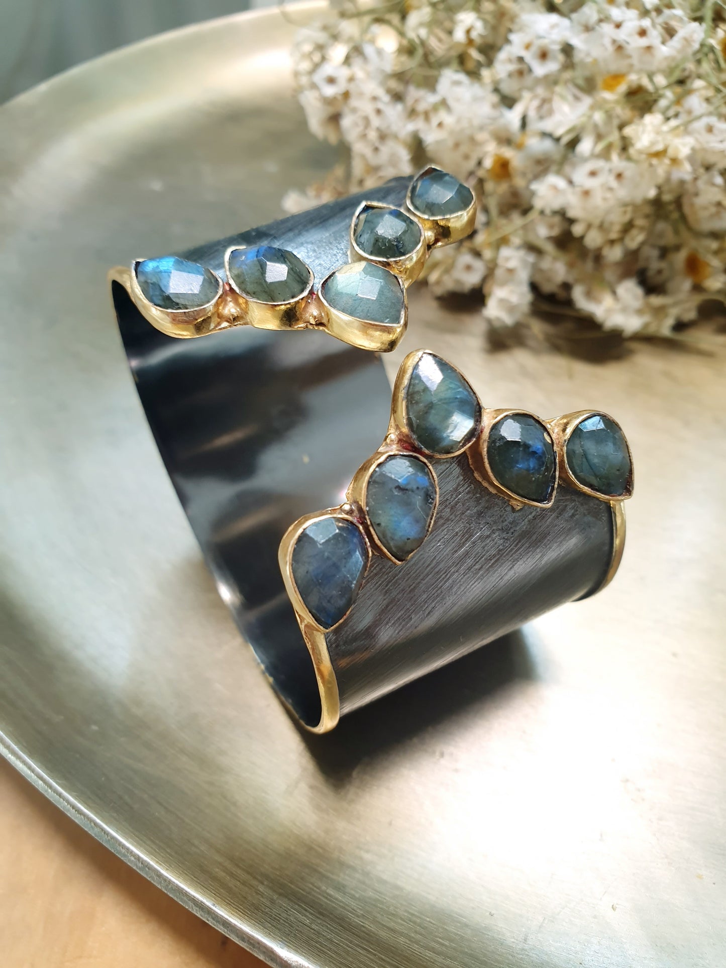 Bracciale in ottone brunito con labradorite