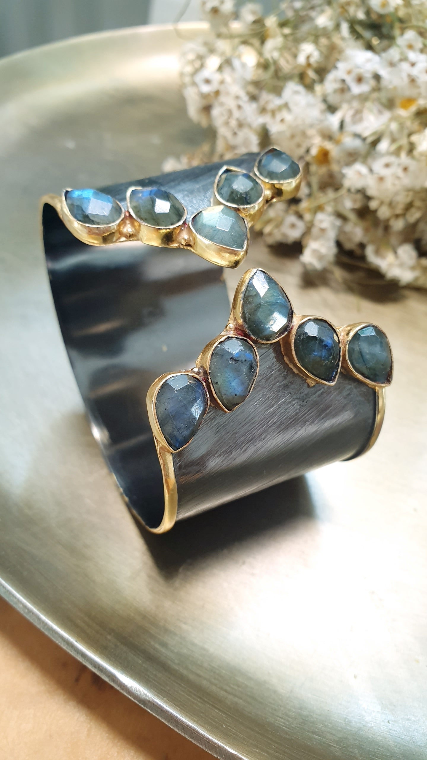 Bracciale in ottone brunito con labradorite