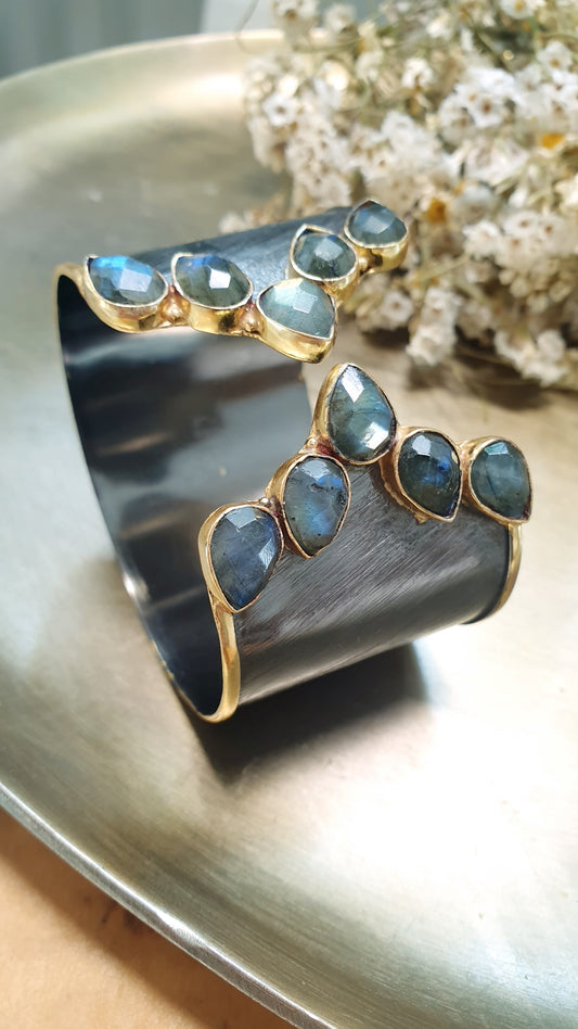 Bracciale in ottone brunito con labradorite