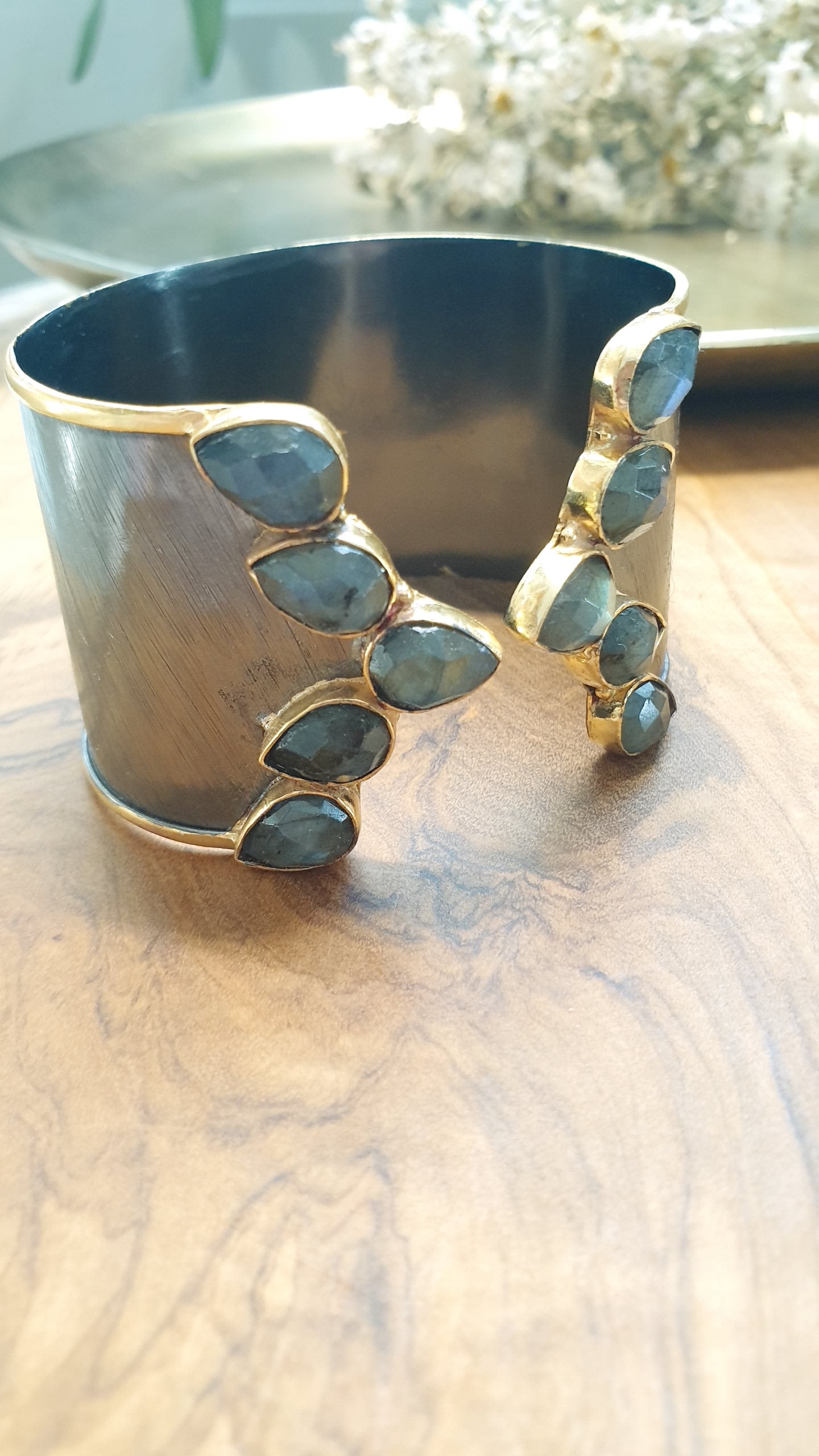 Bracciale in ottone brunito con labradorite