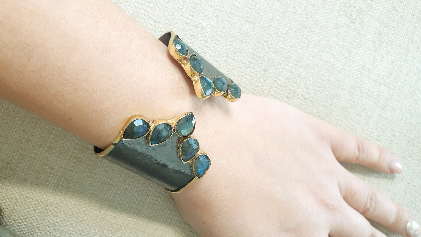 Bracciale in ottone brunito con labradorite