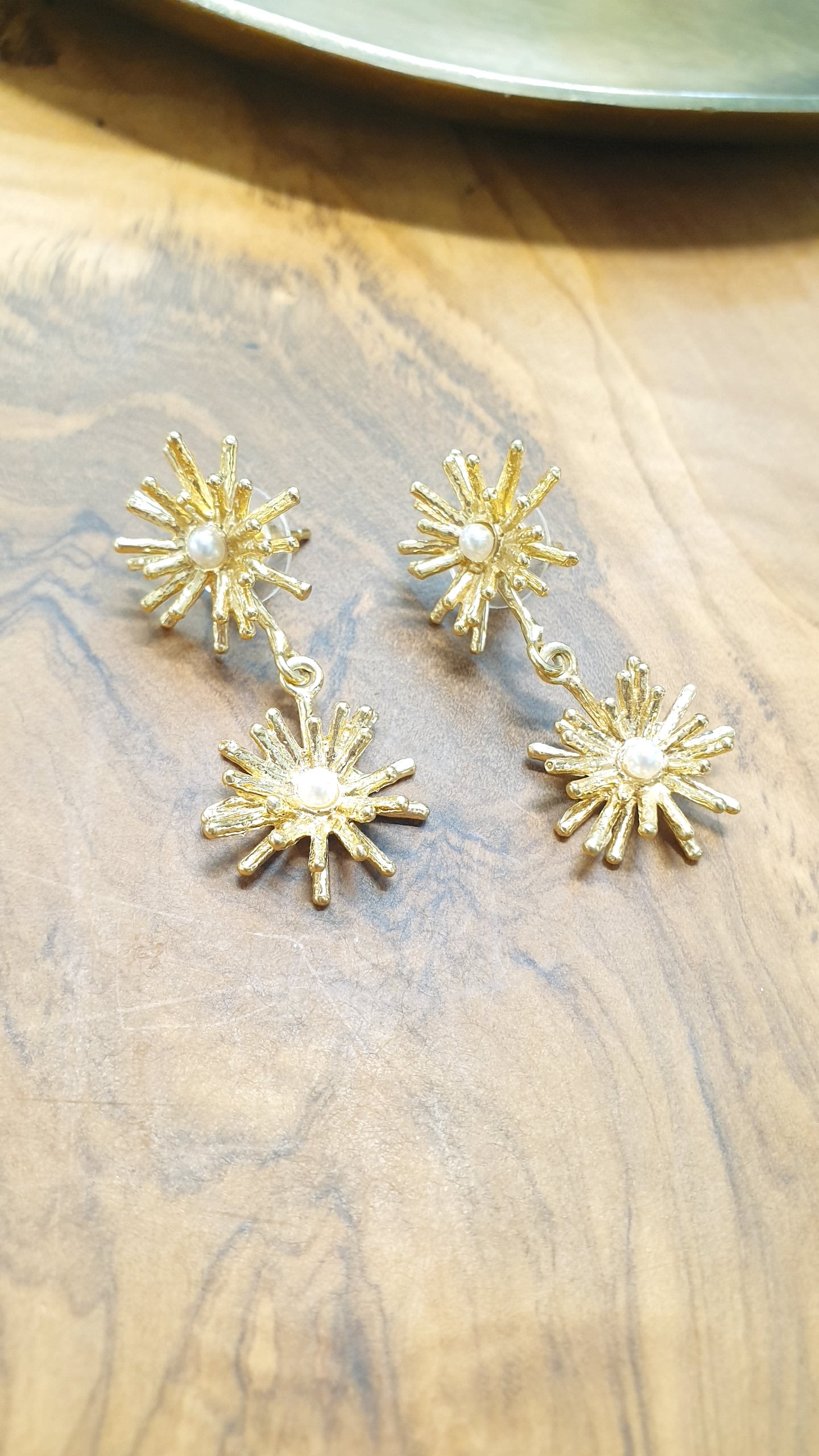 Orecchini doppi in ottone con perle