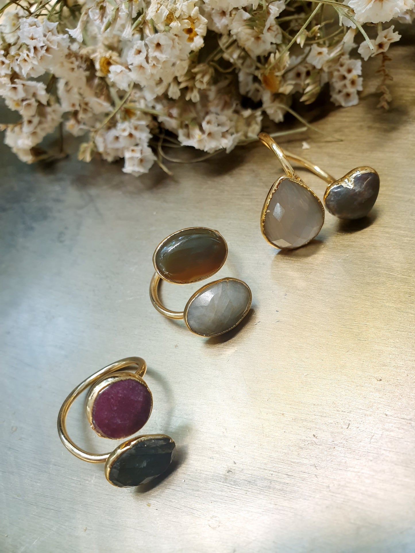 Anelli in ottone con pietre dure