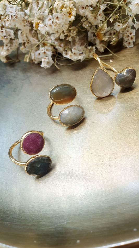 Anelli in ottone con pietre dure
