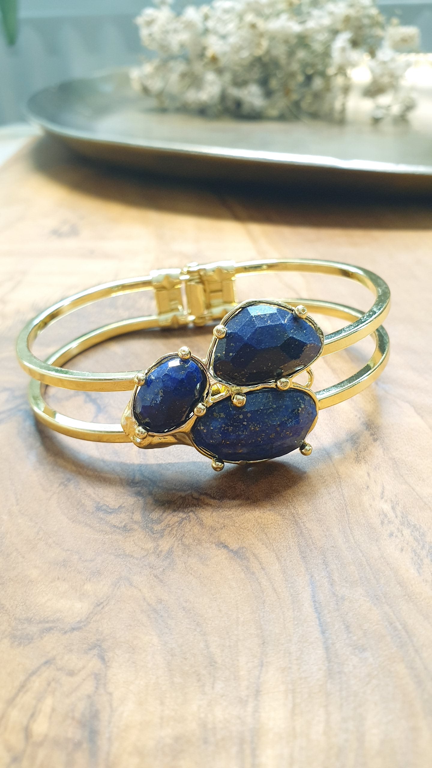 Bracciale in bronzo con lapislazzuli
