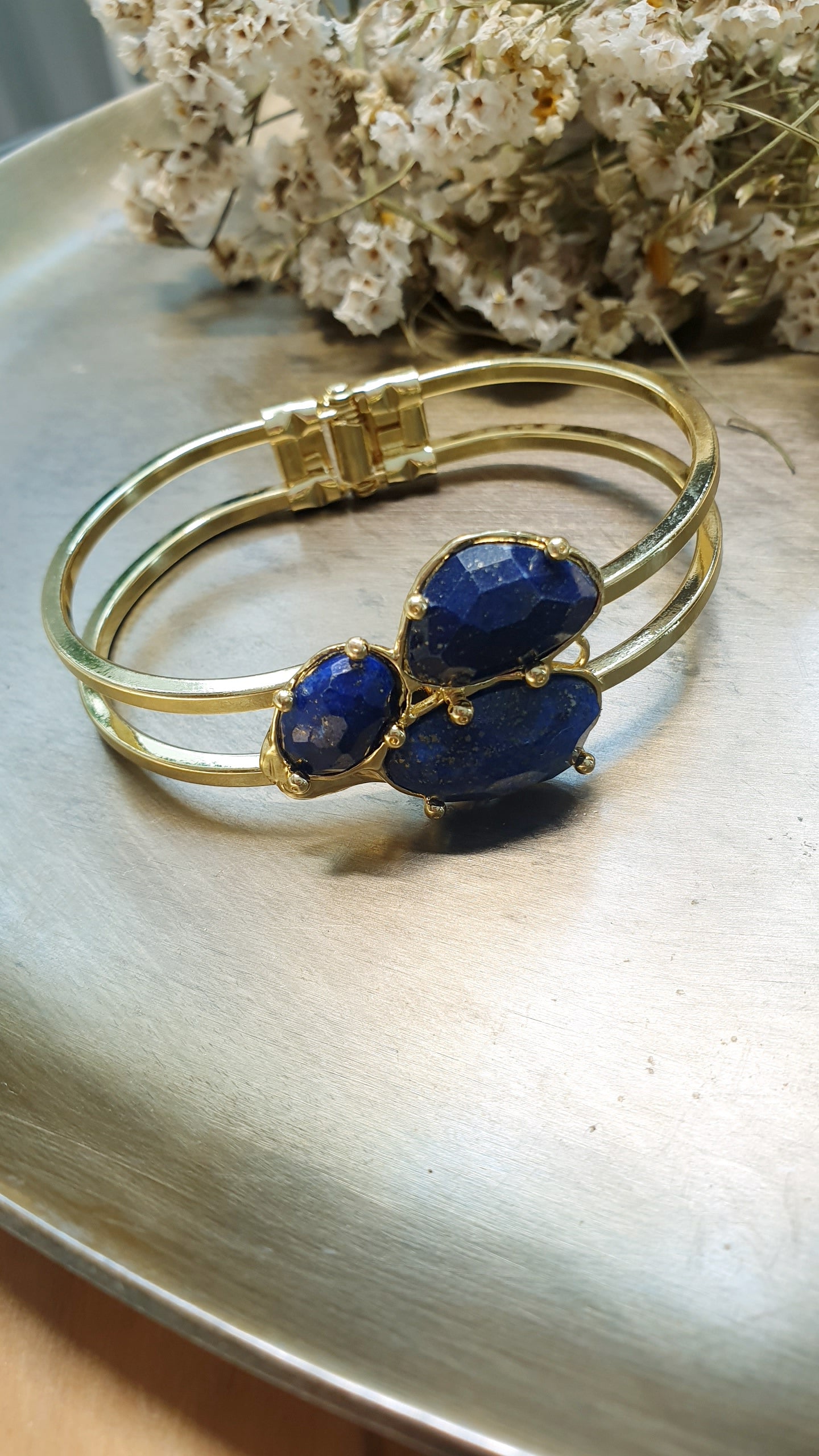 Bracciale in bronzo con lapislazzuli
