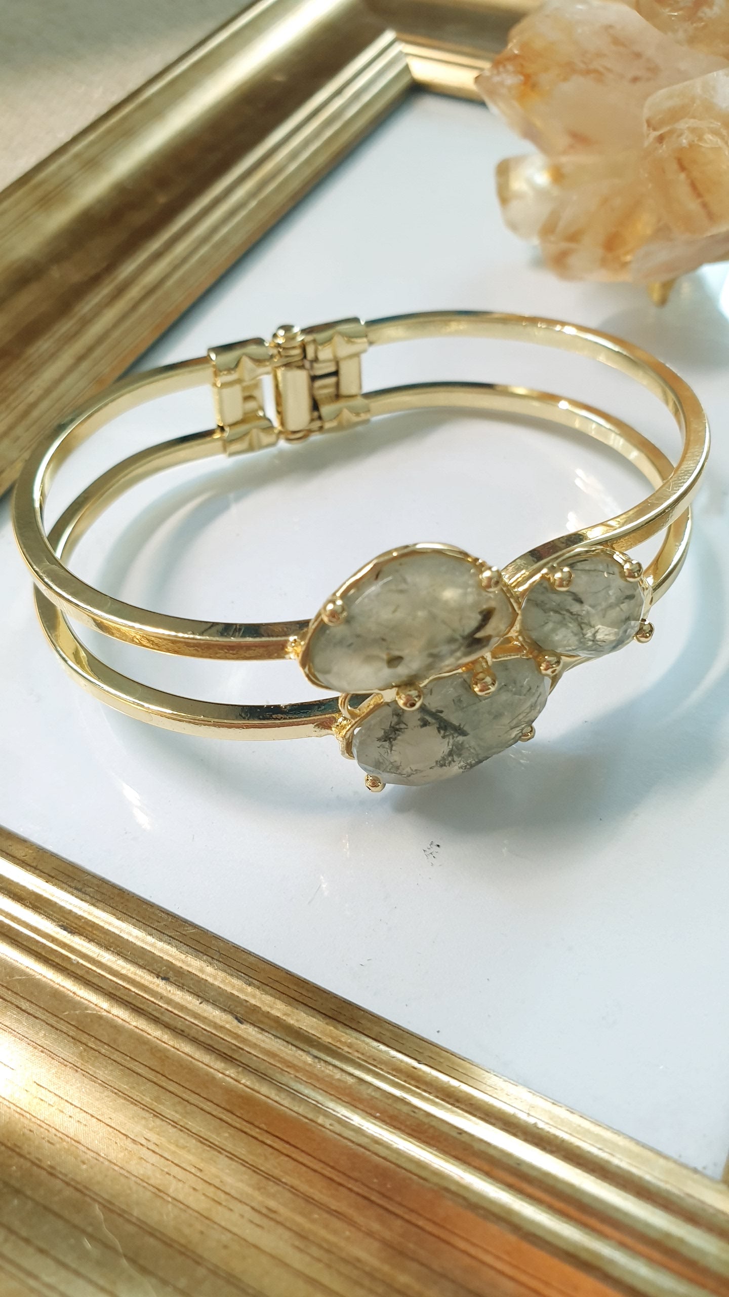Bracciale in bronzo con prehnite