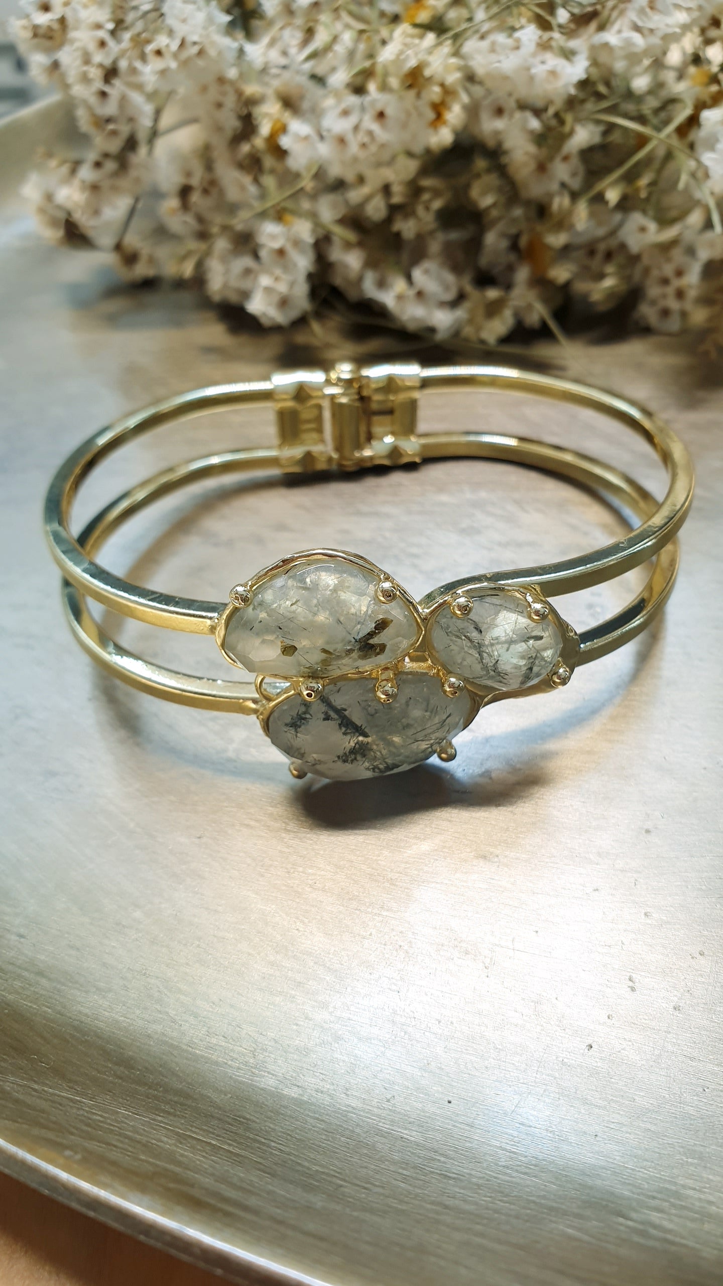 Bracciale in bronzo con prehnite