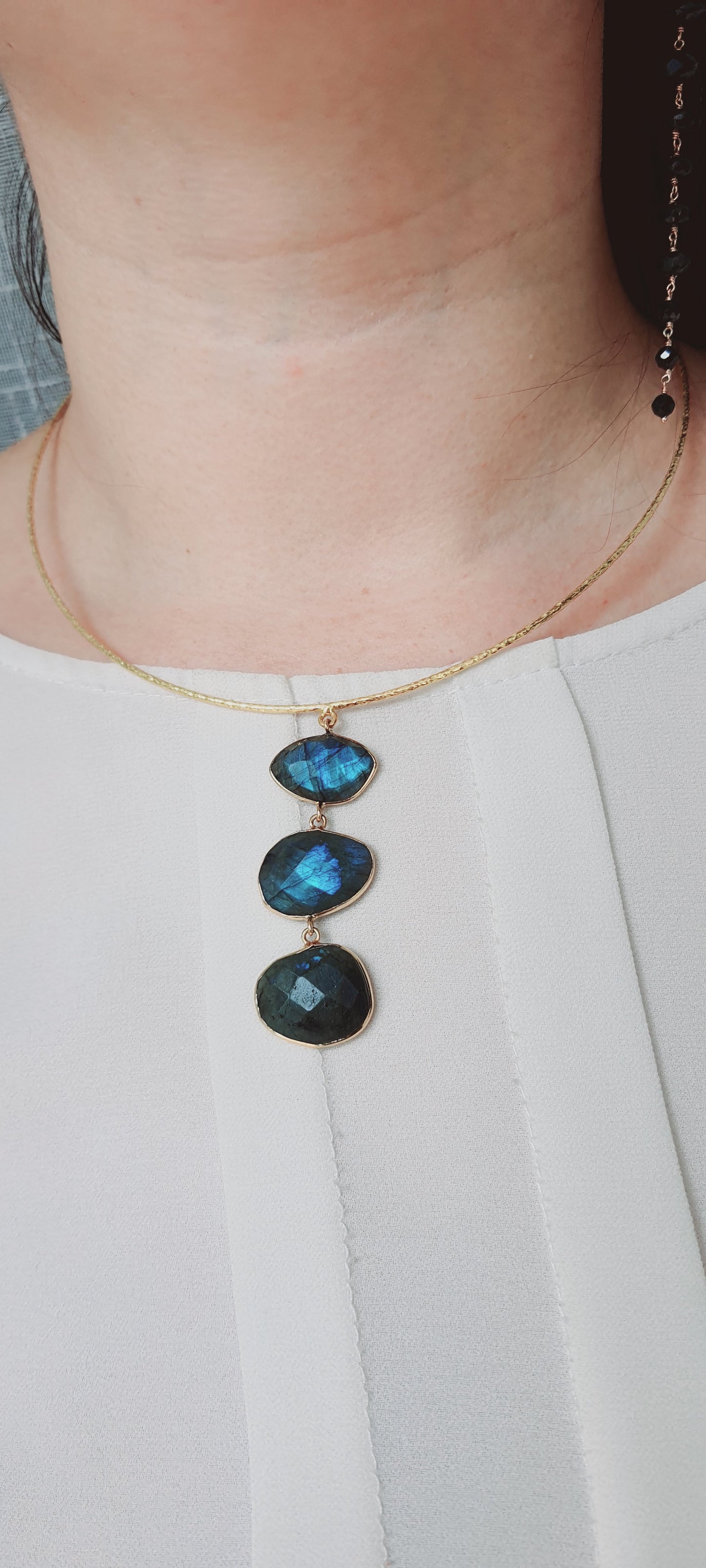 Girocollo in ottone con labradorite.