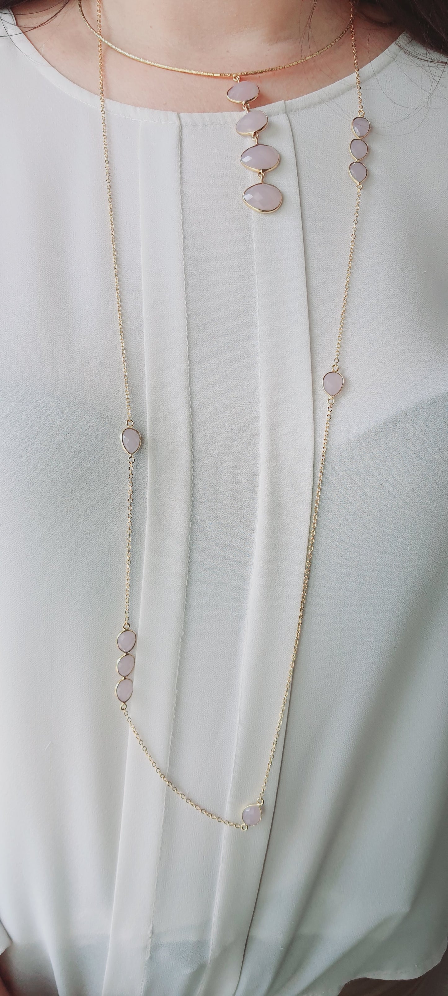 Lunga collana in ottone con quarzo rosa