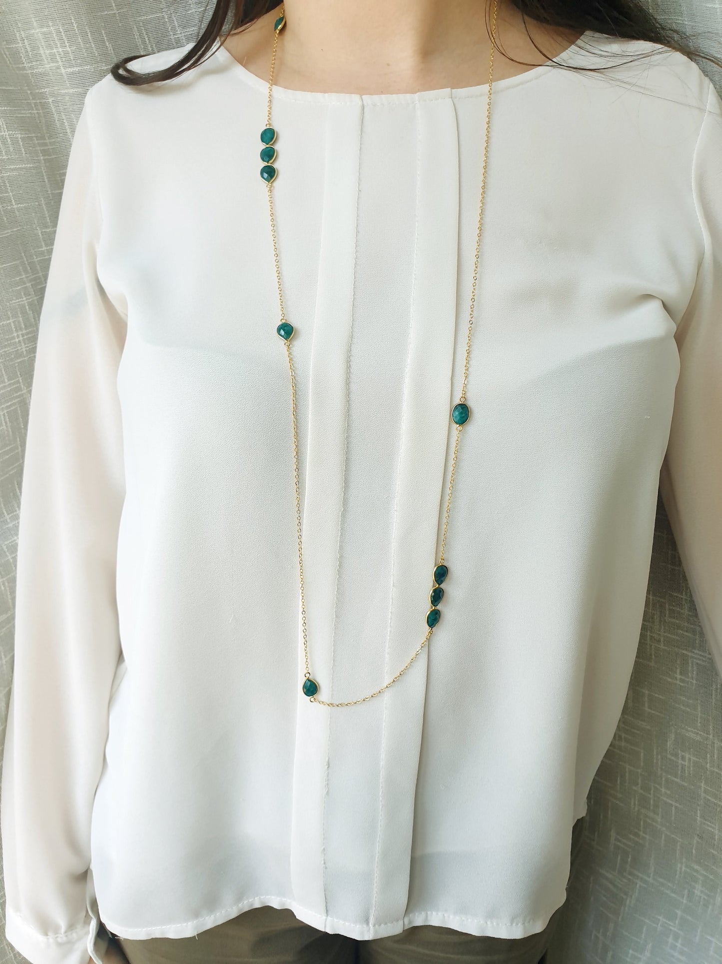 Lunga collana in ottone con radice di smeraldo