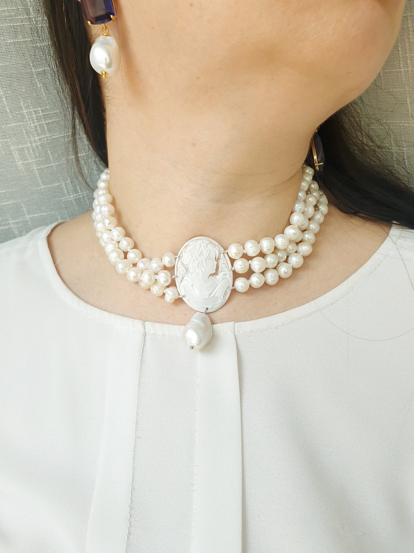 Girocollo a tre fili di perle con cammeo inciso e perla barocca. Pezzo unico