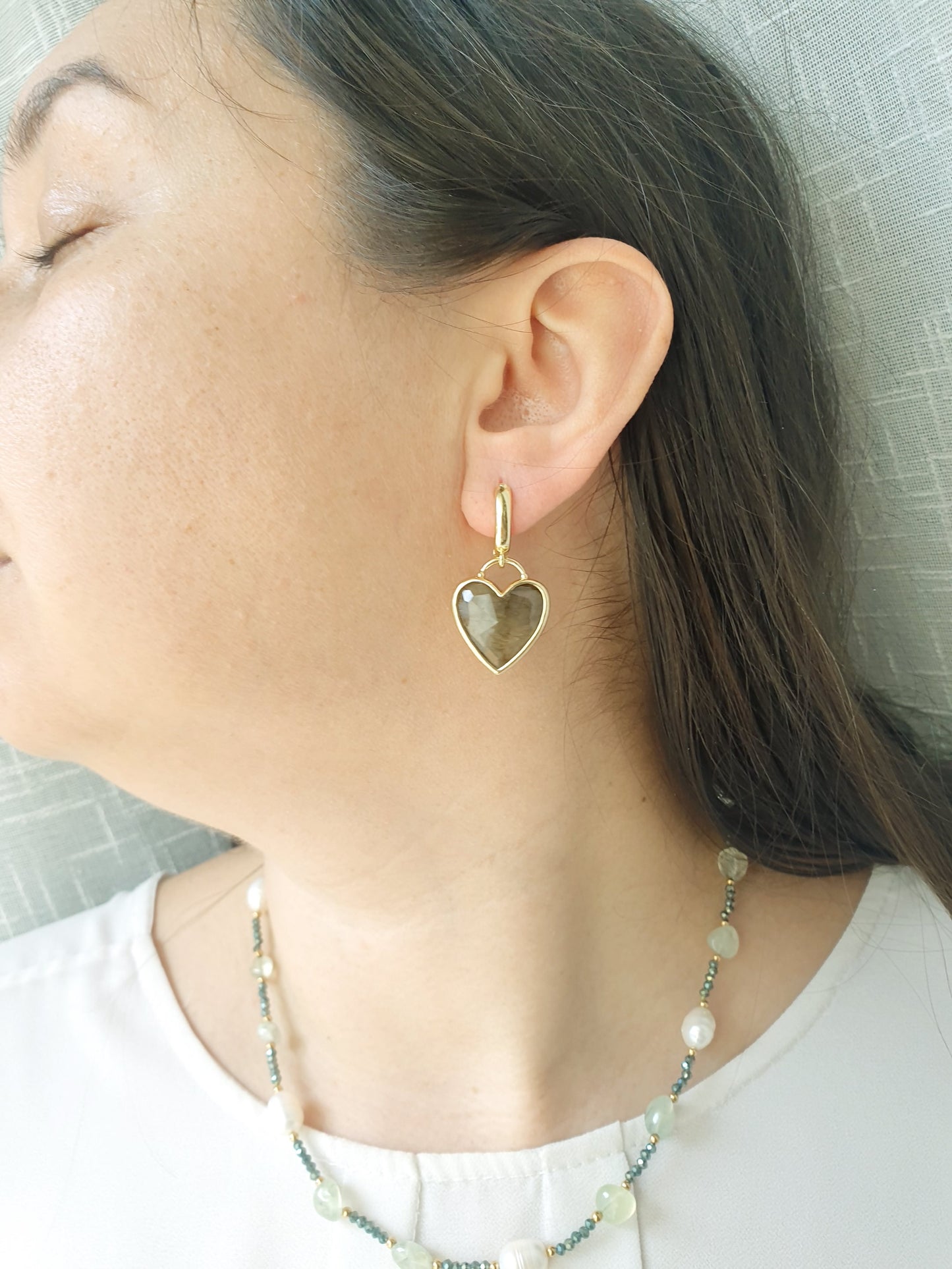 Orecchini in bronzo con cuore di labradorite