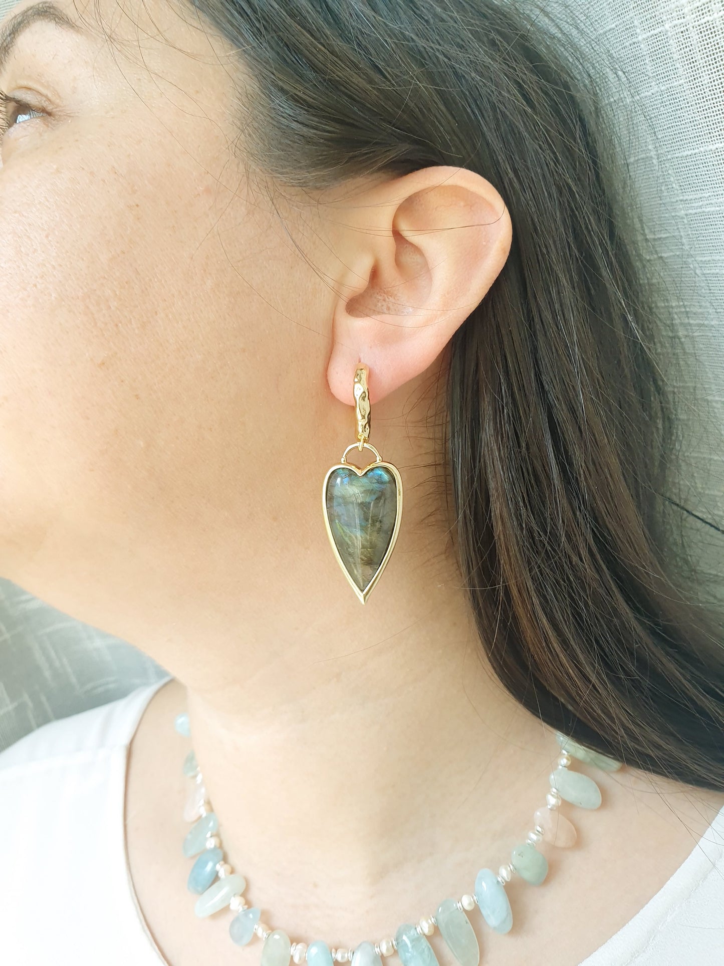 Orecchini cuore  in bronzo con labradorite