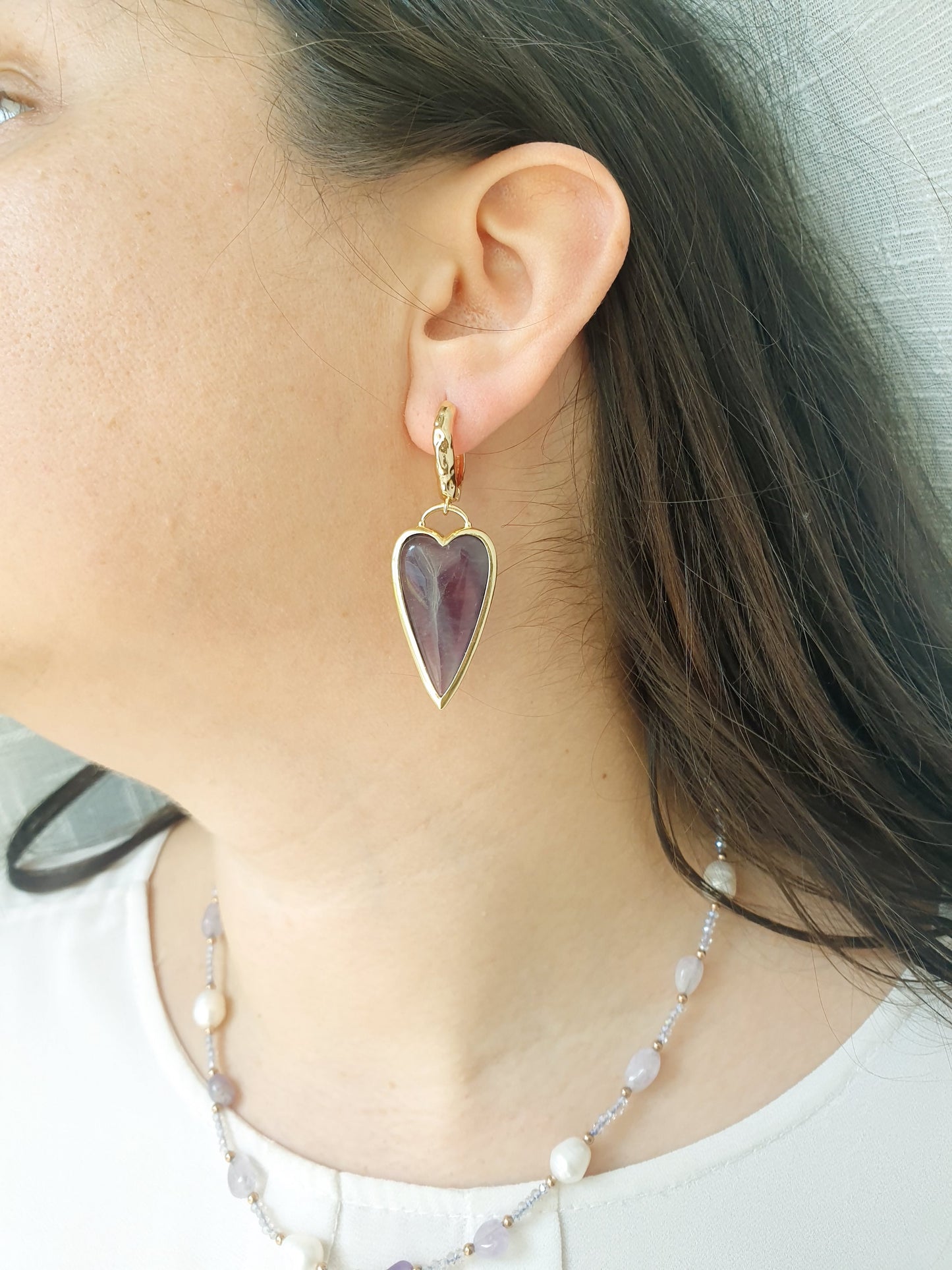 Orecchini in bronzo con cuore di fluorite