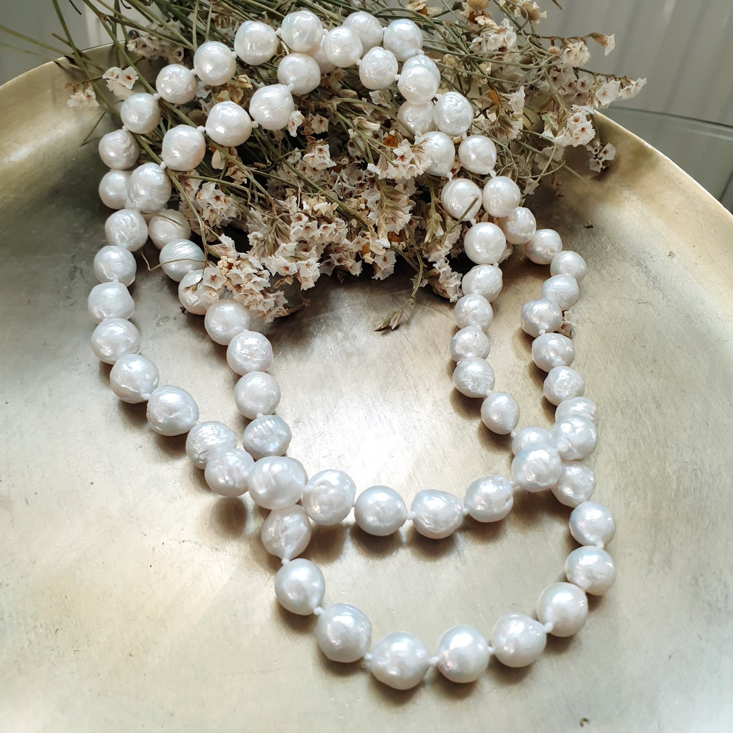 Lunga collana in perle di fiume bianchisime
