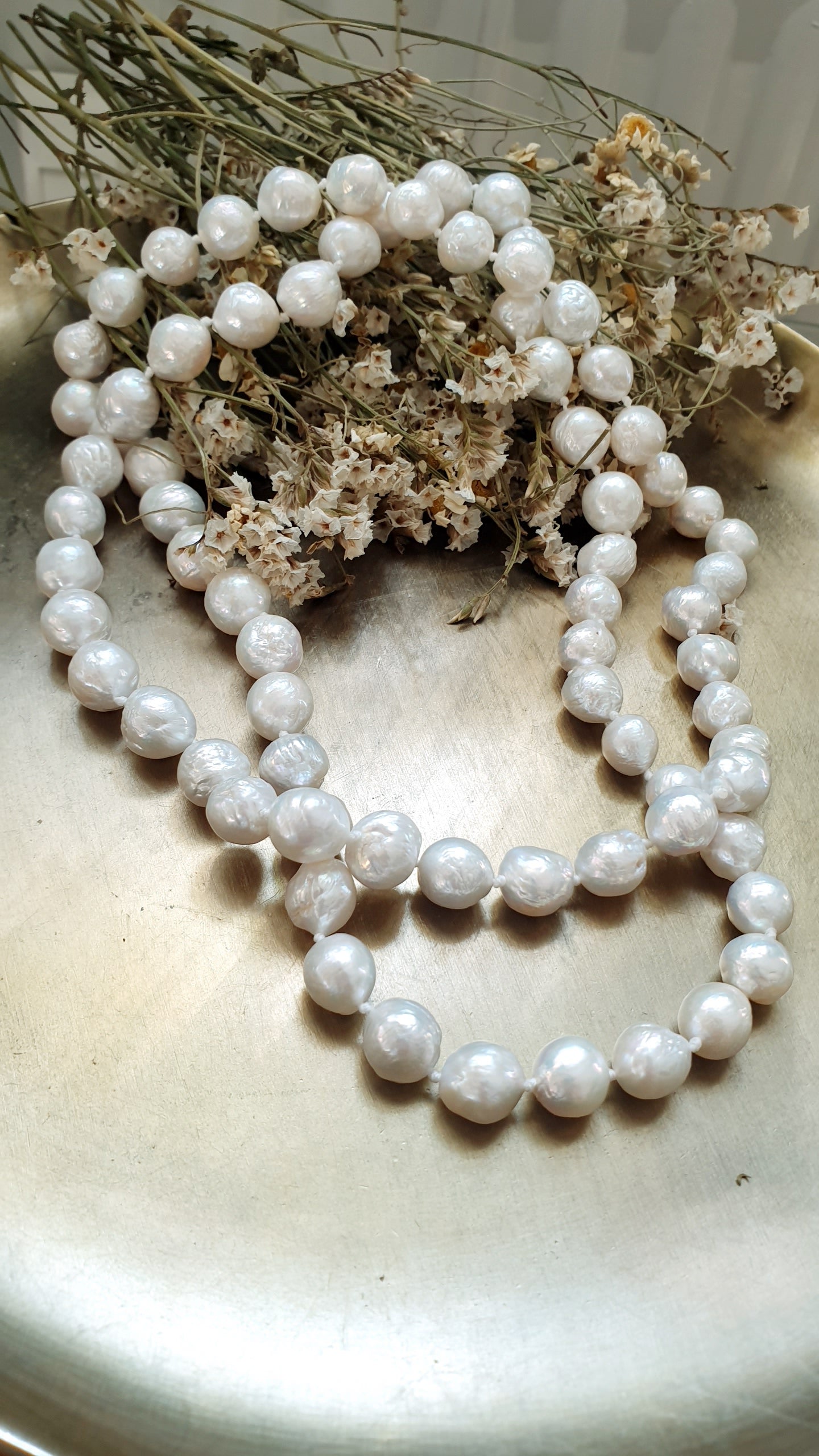 Lunga collana in perle di fiume bianchisime