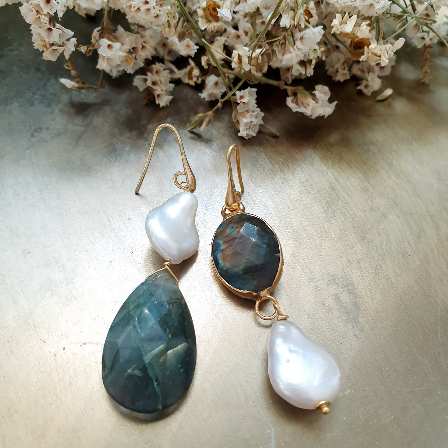 Orecchini in argento con labradorite e perle.