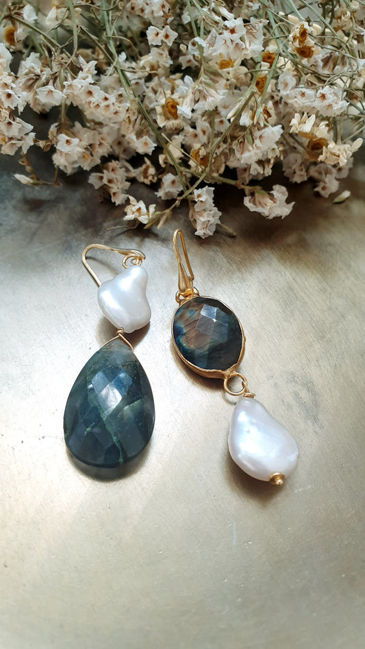 Orecchini in argento con labradorite e perle.