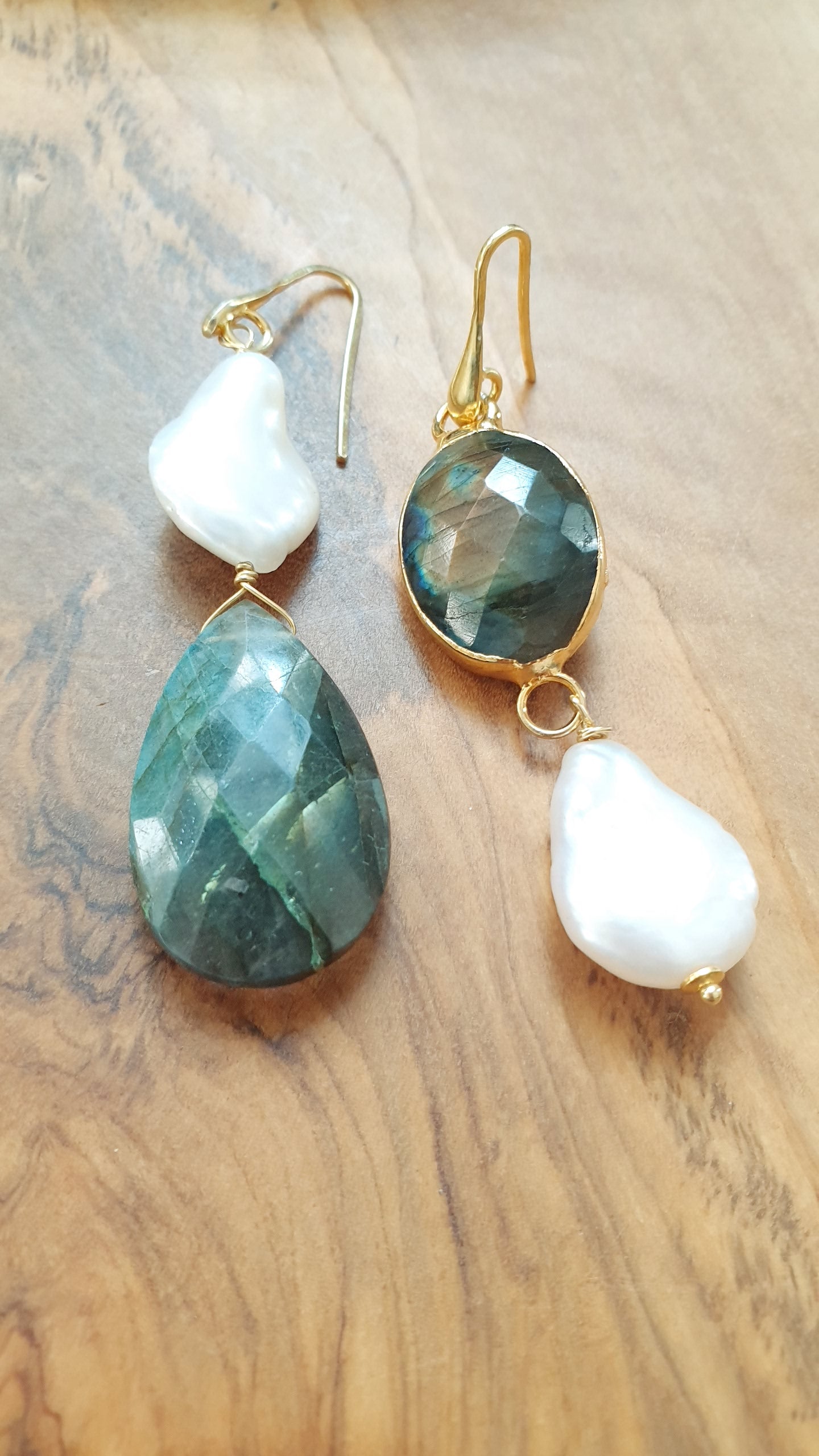 Orecchini in argento con labradorite e perle.