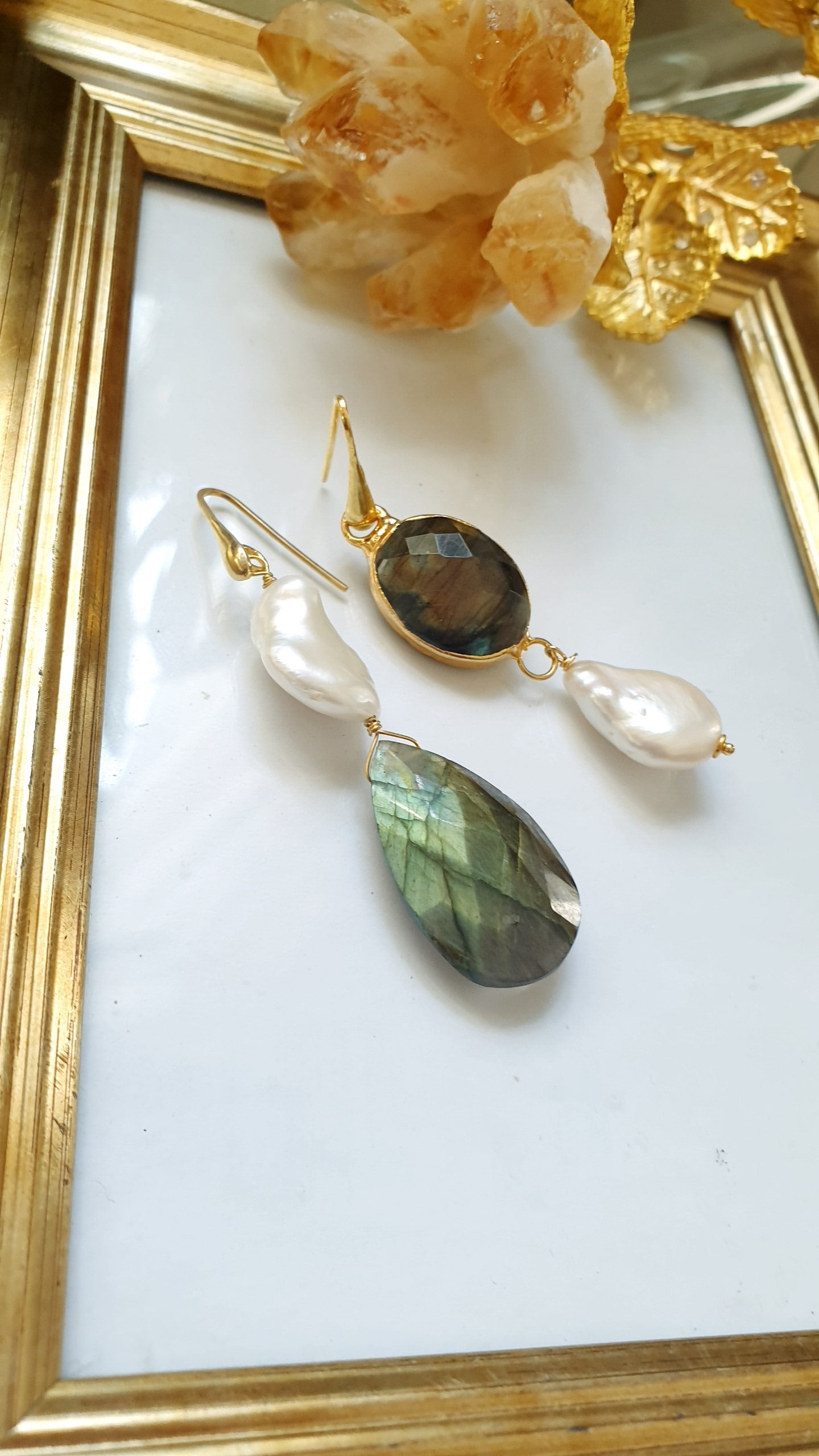 Orecchini in argento con labradorite e perle.