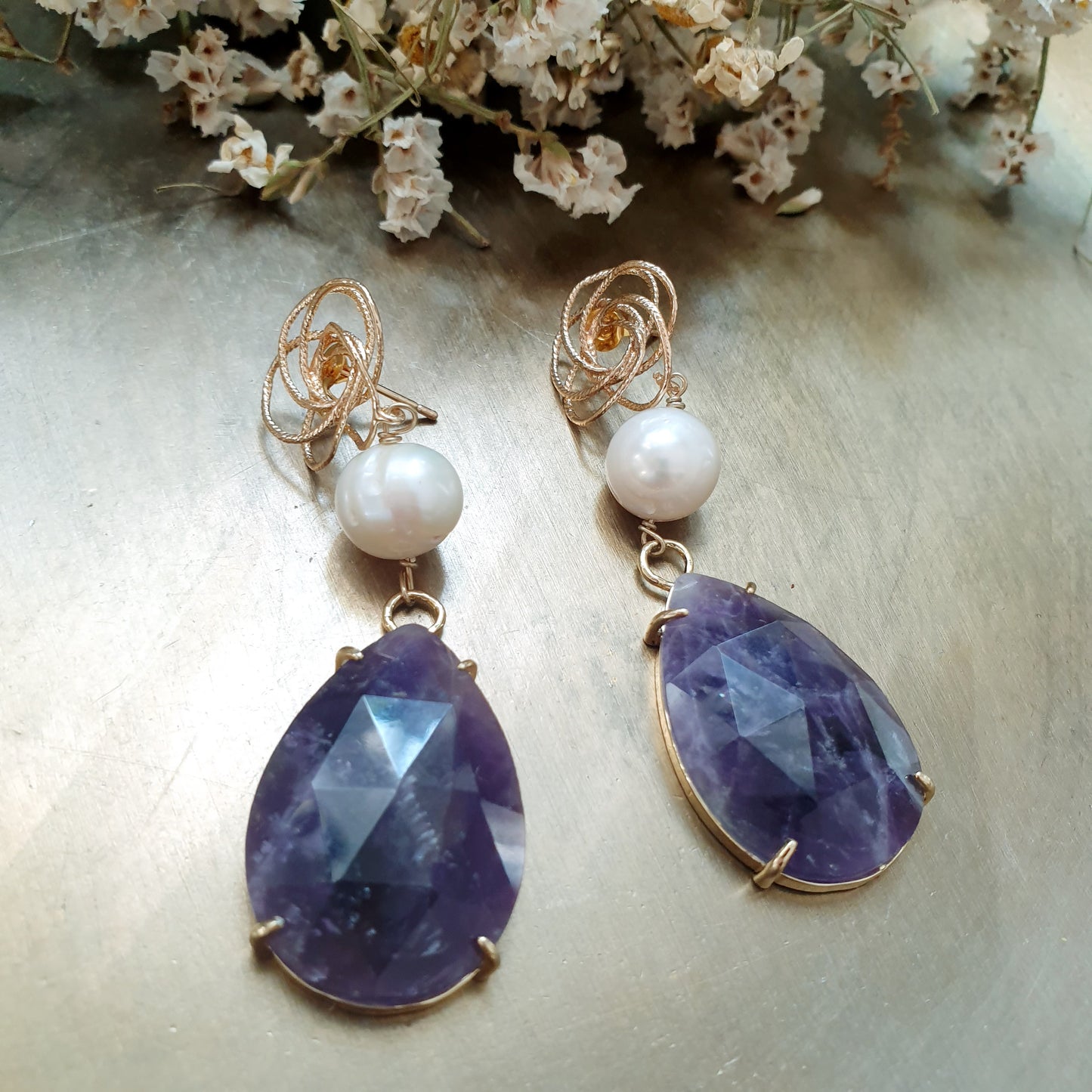 Orecchini in ottone con ametista e perle