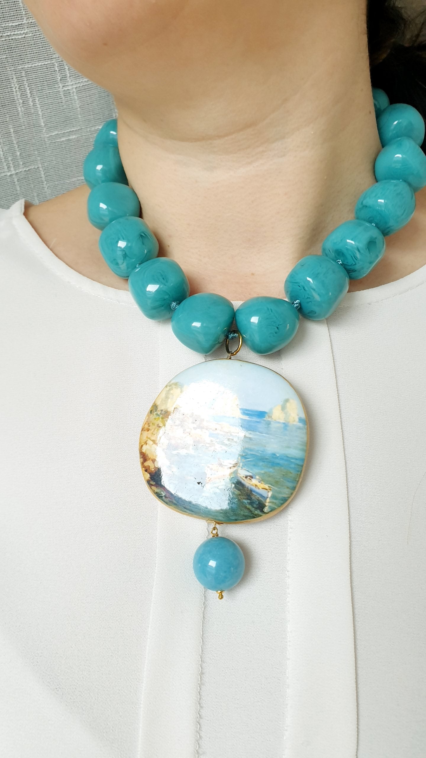 Collana in resina e angelite