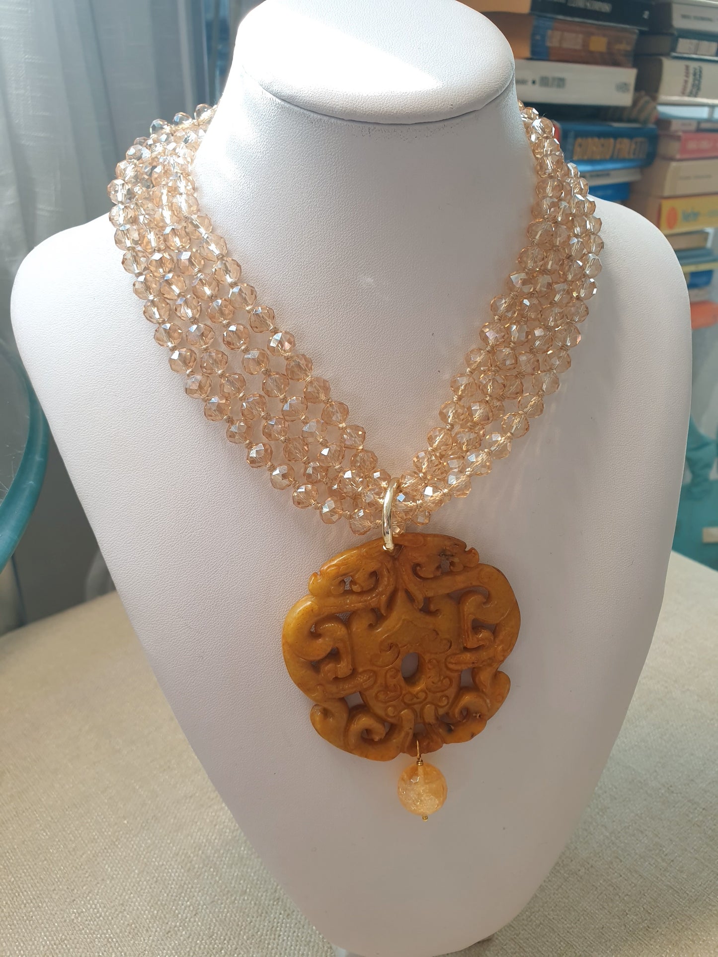 Girocollo con cristalli e giada