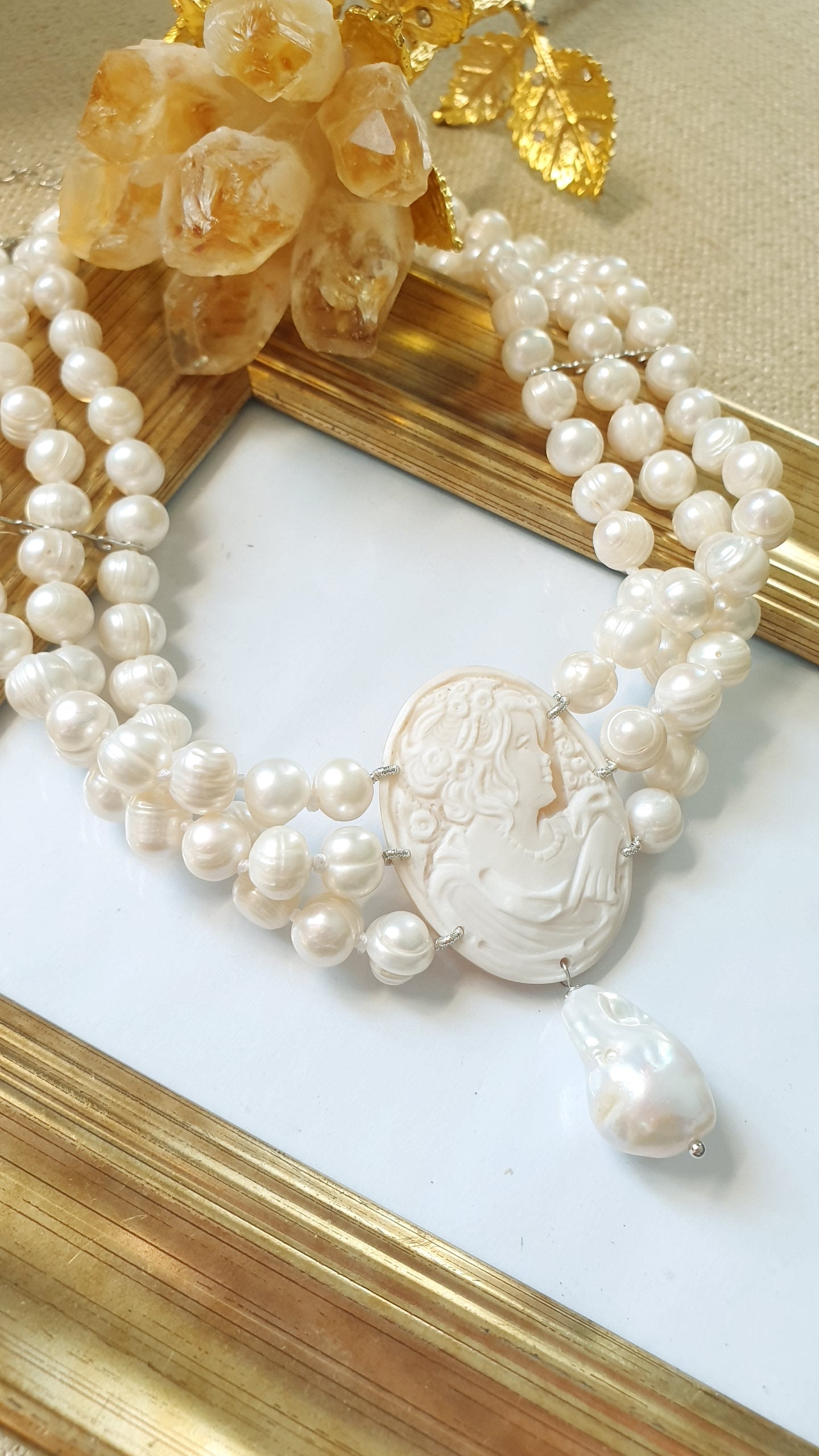 Girocollo a tre fili di perle con cammeo inciso e perla barocca. Pezzo unico