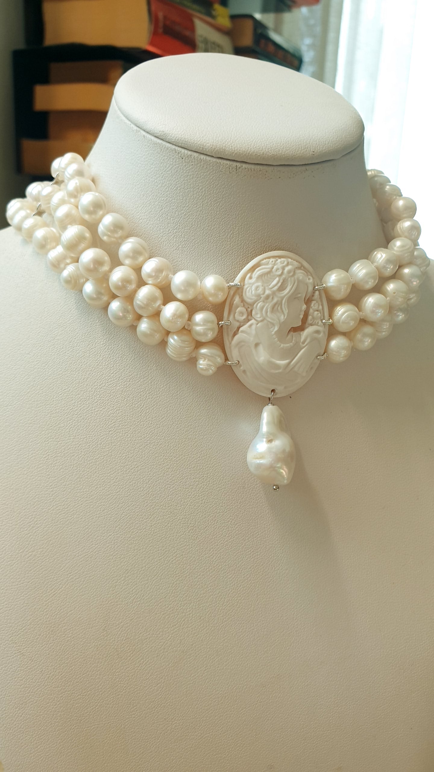 Girocollo a tre fili di perle con cammeo inciso e perla barocca. Pezzo unico
