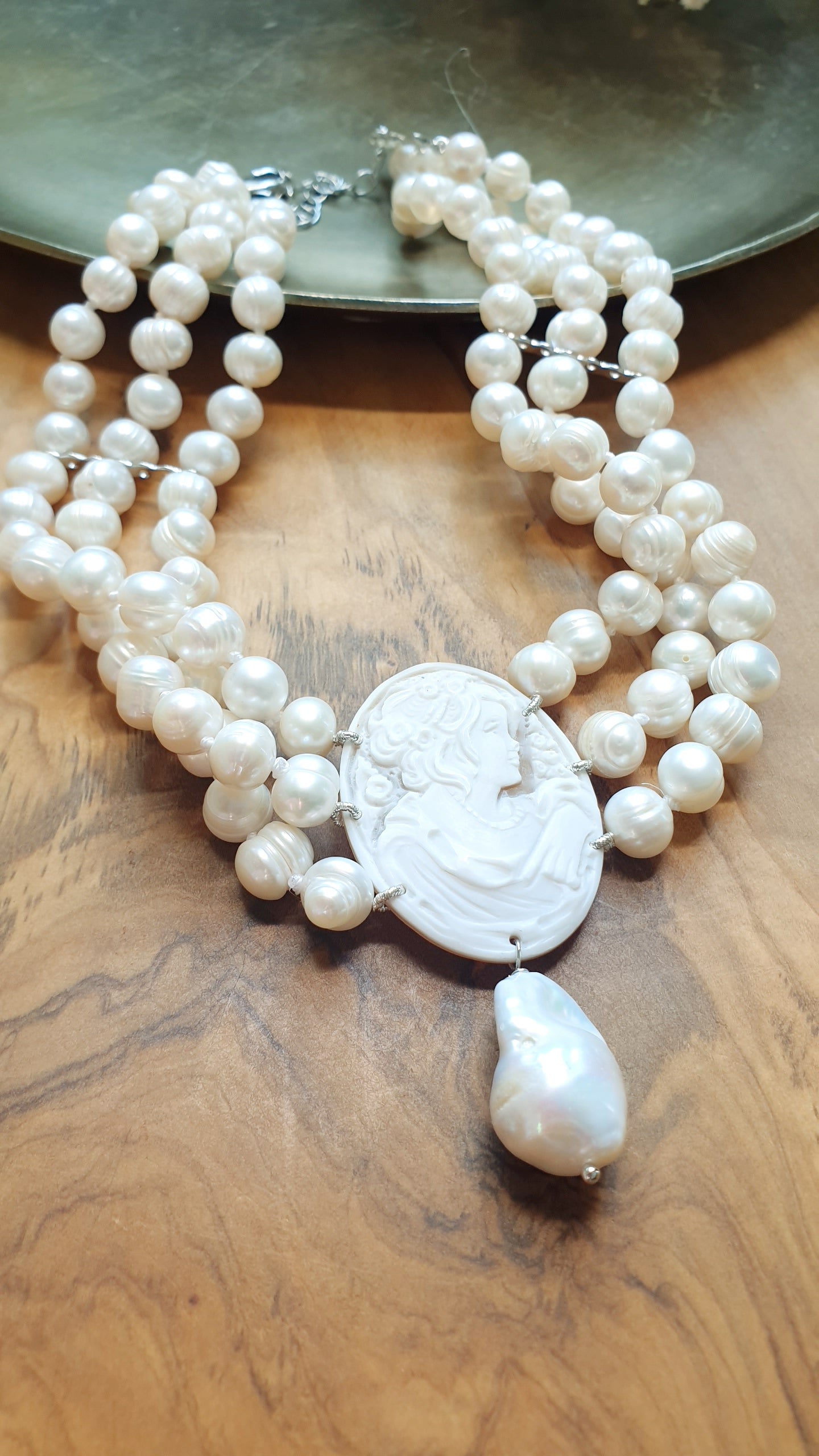 Girocollo a tre fili di perle con cammeo inciso e perla barocca. Pezzo unico