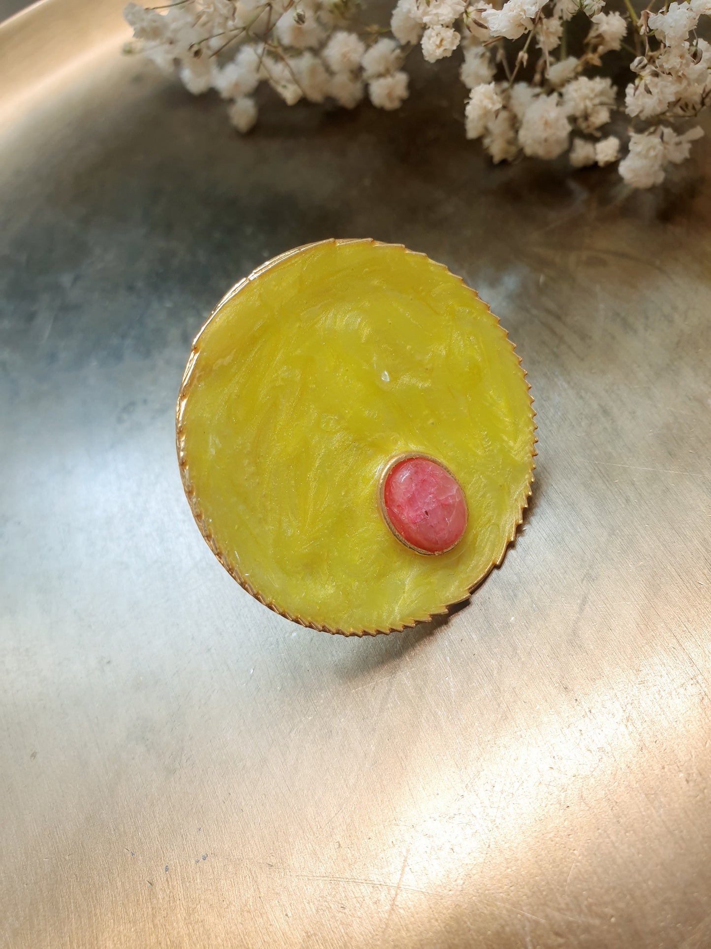 Grande anello in ottone con lacca e rodocrosite