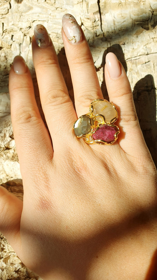 Anello di ottone con pietre dure