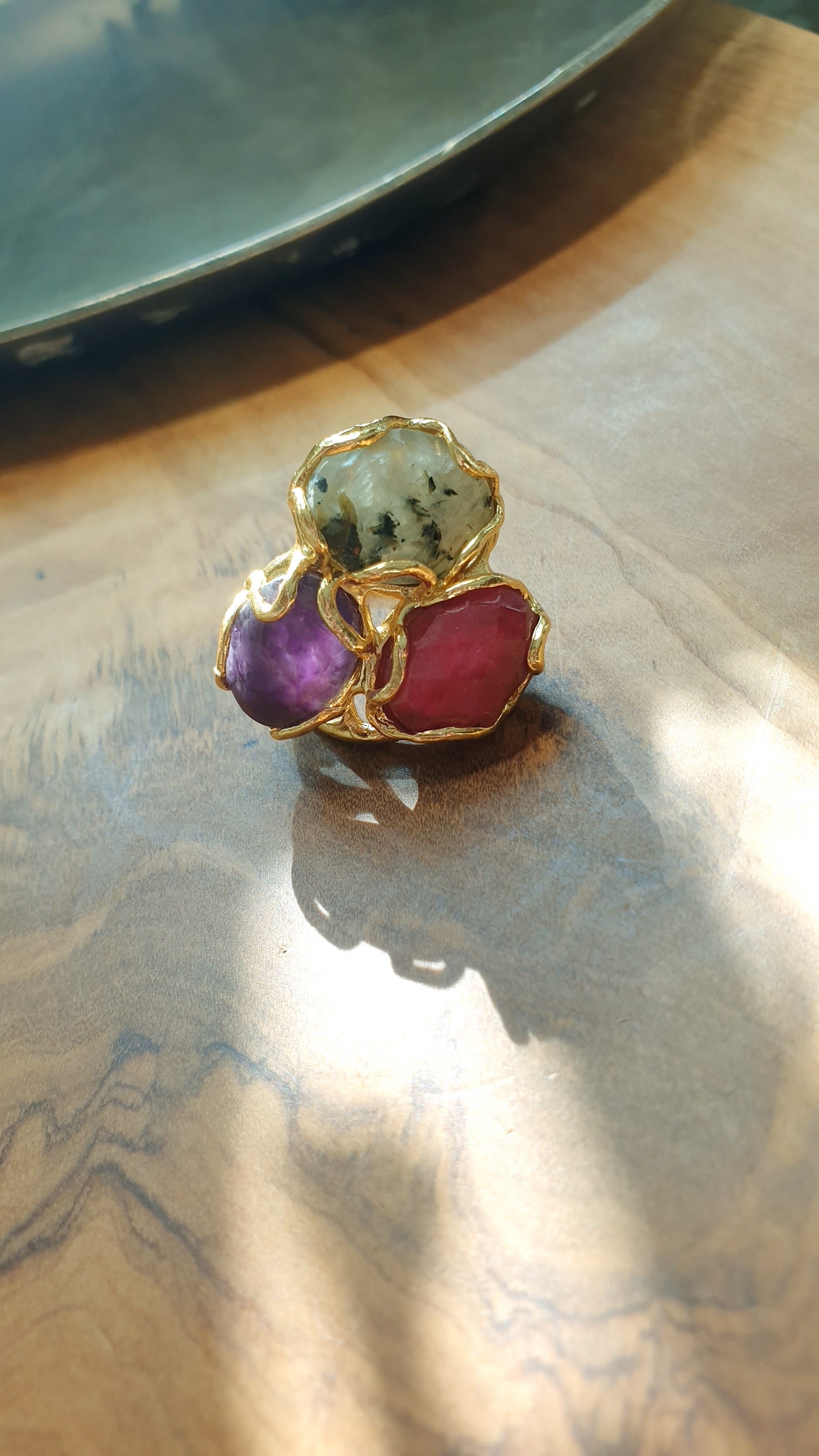 Anello in ottone con pietre dure