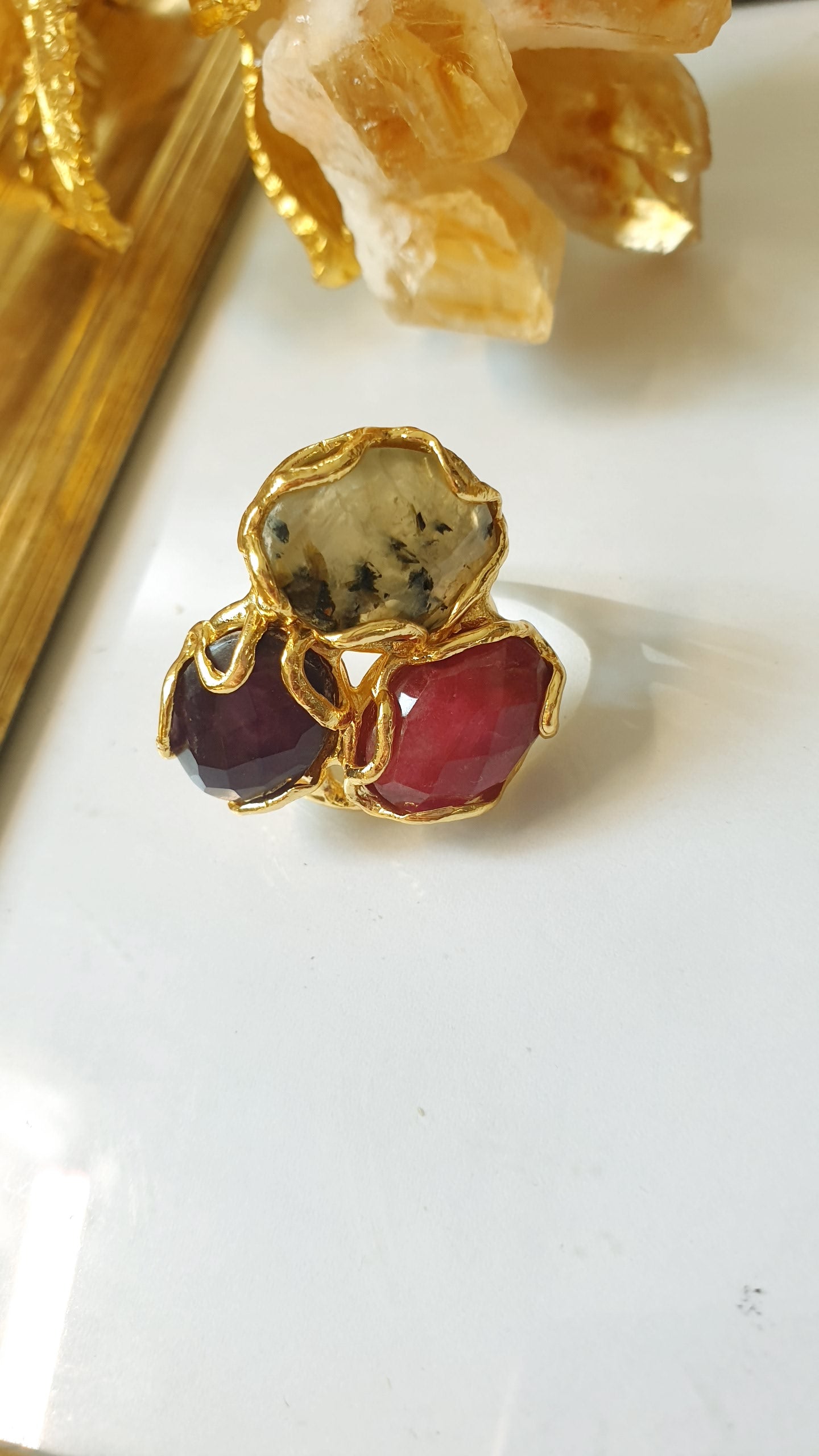 Anello in ottone con pietre dure