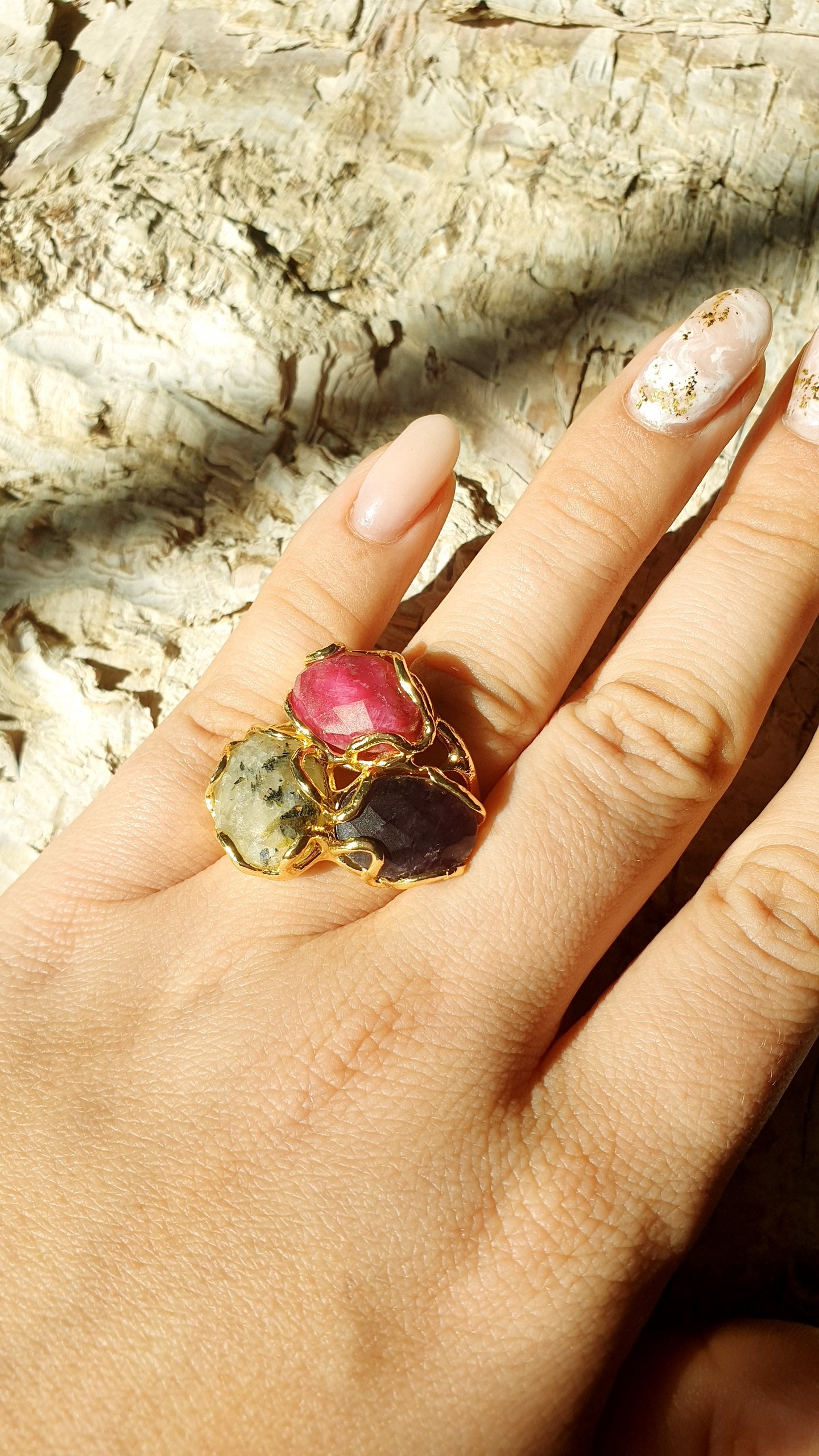 Anello in ottone con pietre dure